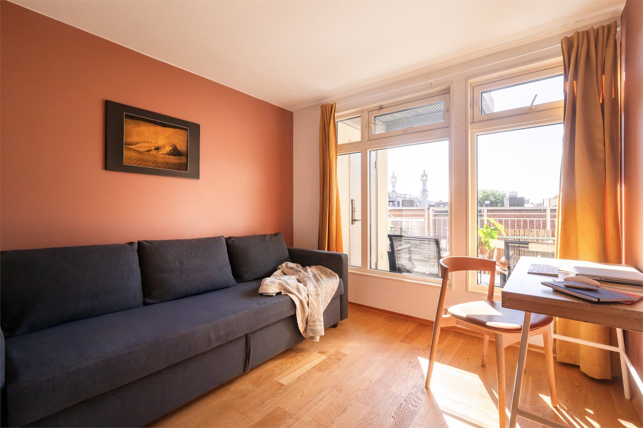 Soverommet i 5. etasje er romslig og har plass til både seng og en arbeidsplass.