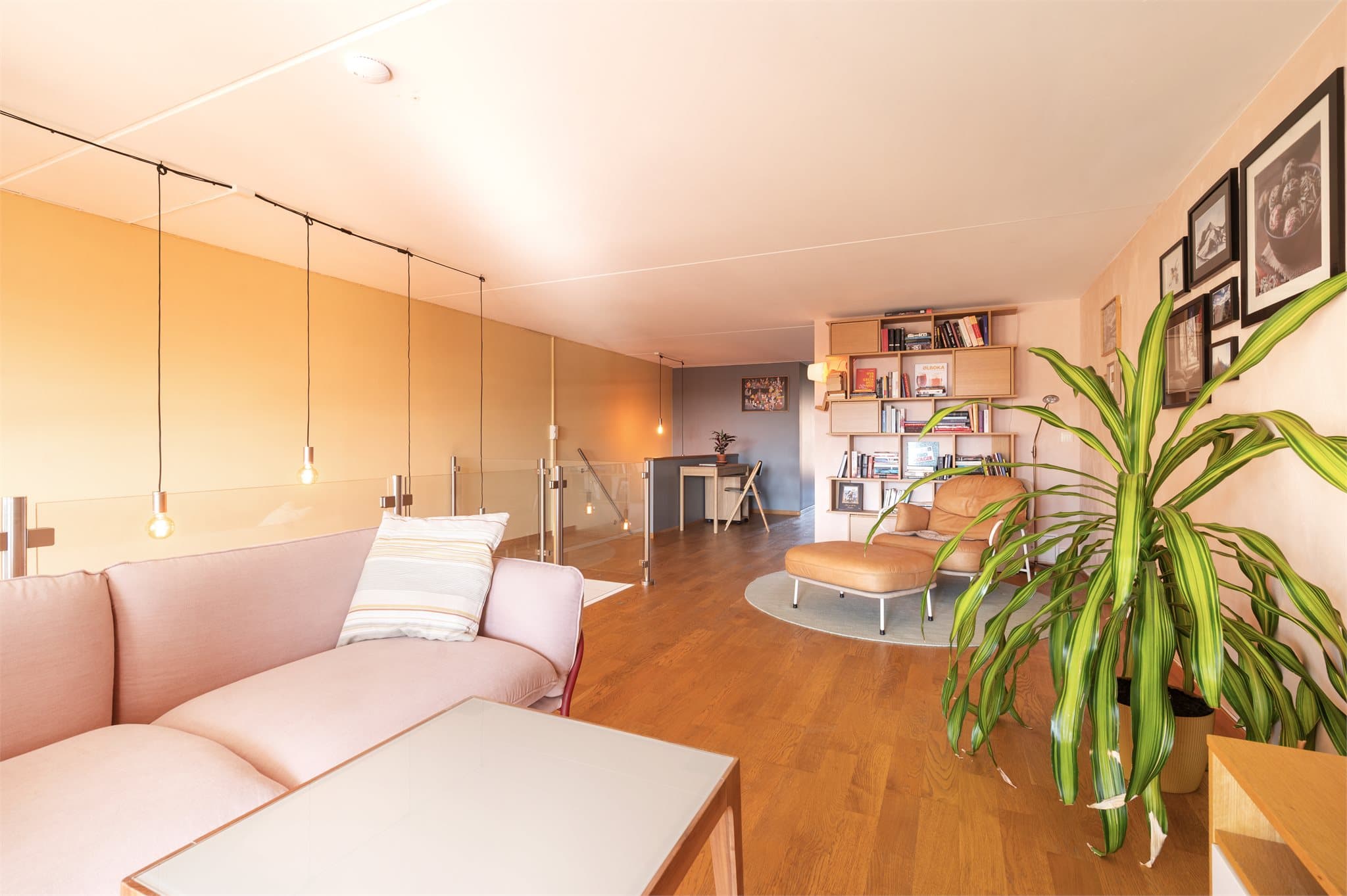 Rommet har flere soner, med plass til både sofagruppe og en lesekrok.