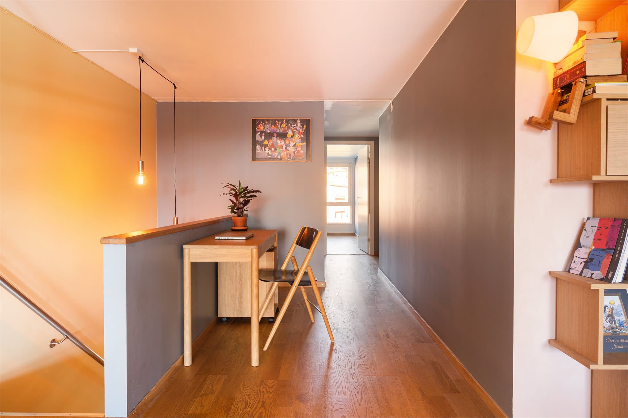 En gang fører fra stuen videre til soverommene og badet.