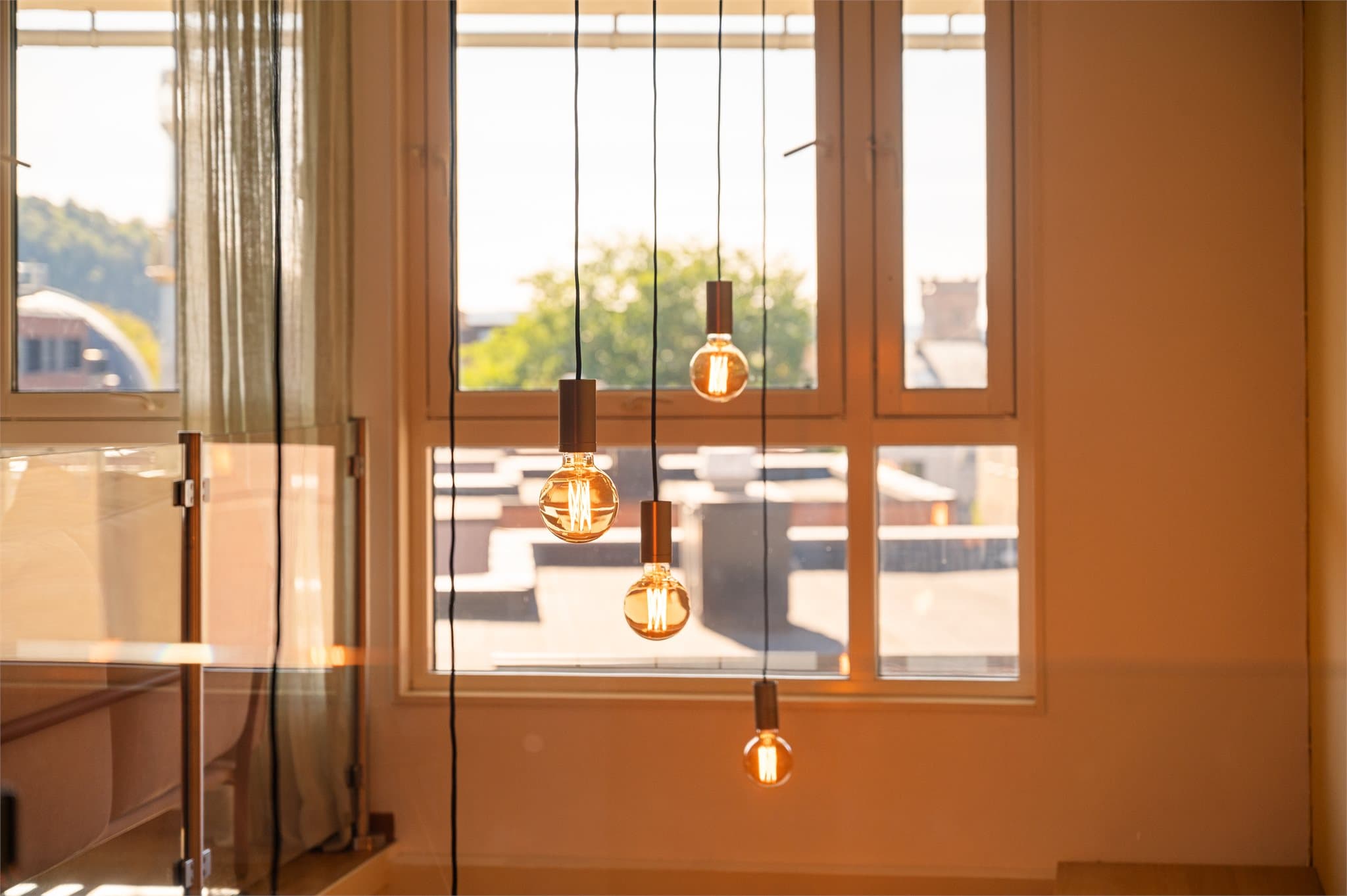 Vinduene gir godt med lys og utsikt over nærområdet.