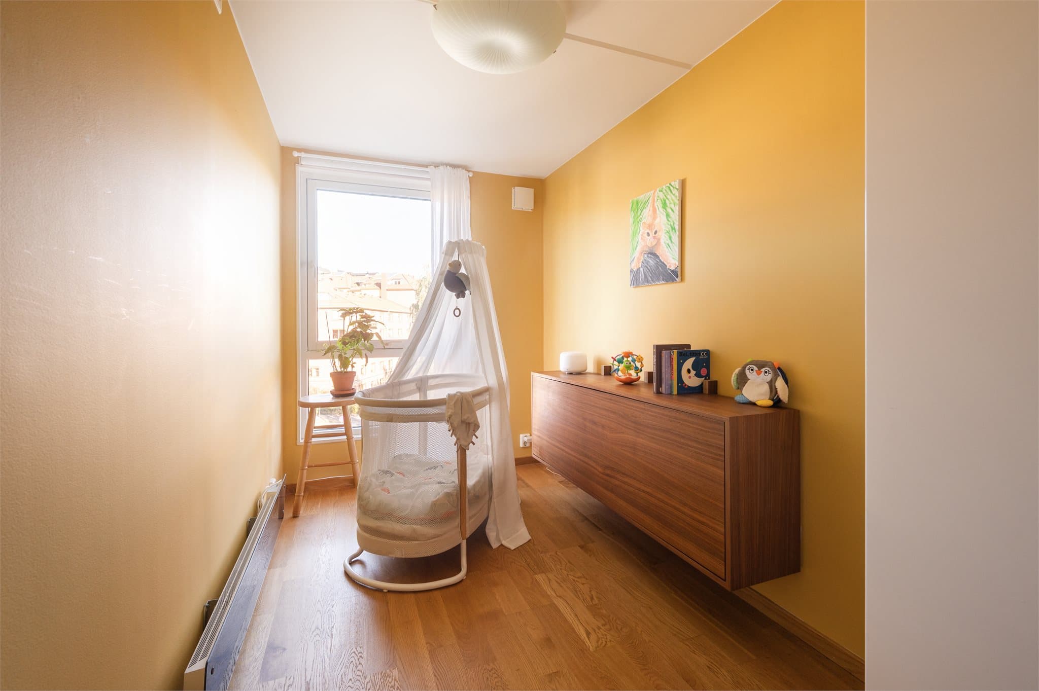 Det andre soverommet i etasjen egner seg godt som barnerom eller kontor.