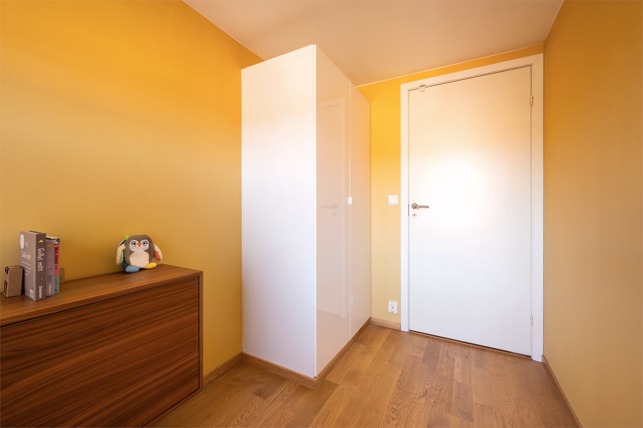 Rommet har plass til garderobeskap for ekstra oppbevaring.