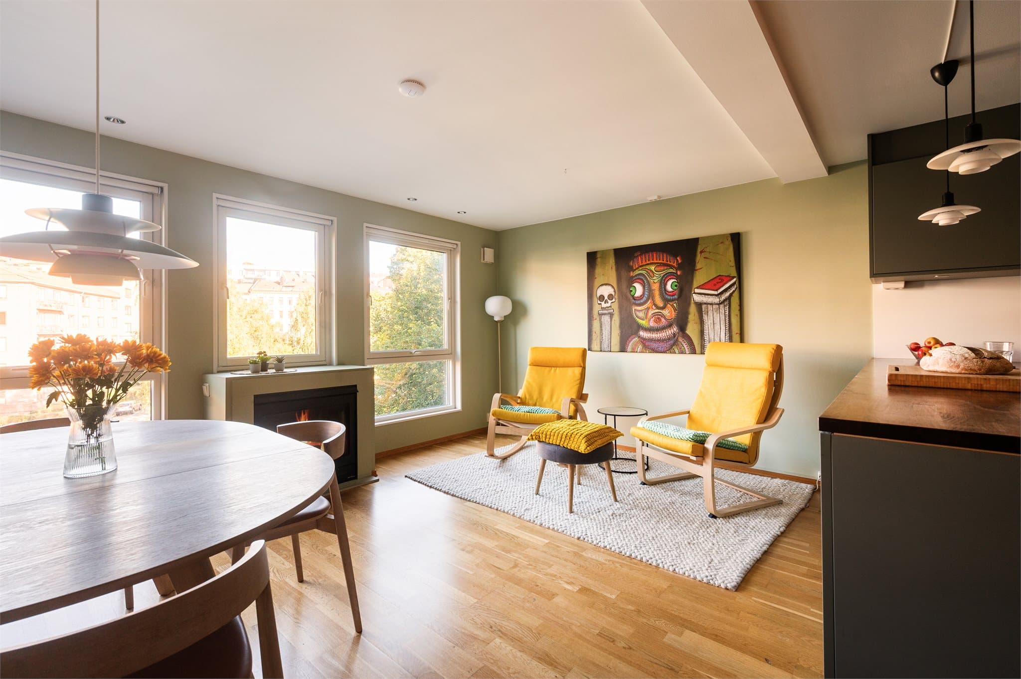 Det åpne rommet kombinerer kjøkken, spisestue og en sosial sone.