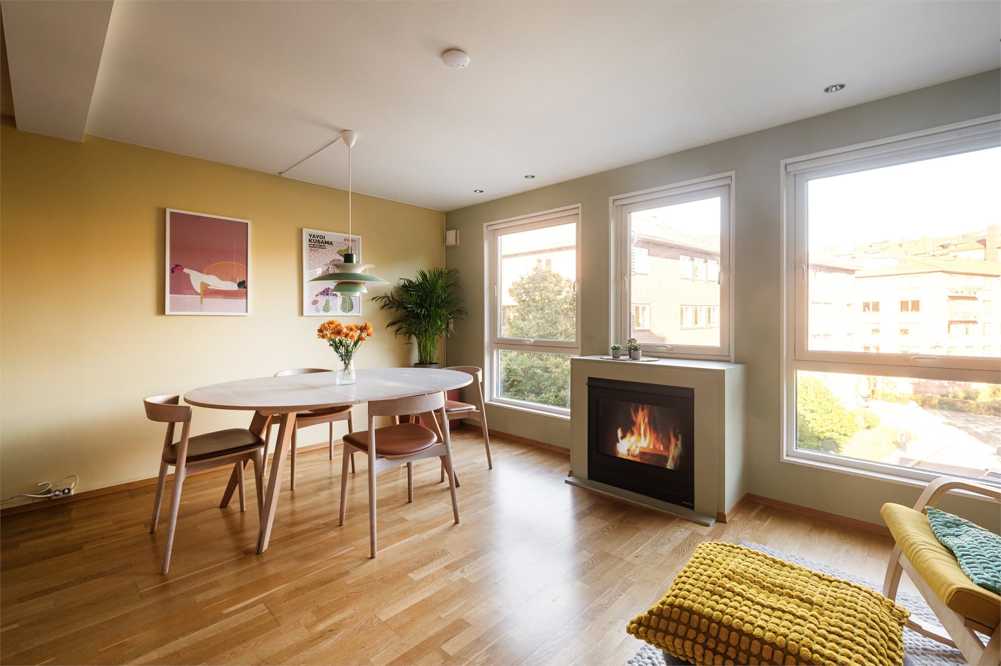 Spisestuen har god plass til et større spisebord og en gasspeis for ekstra varme.