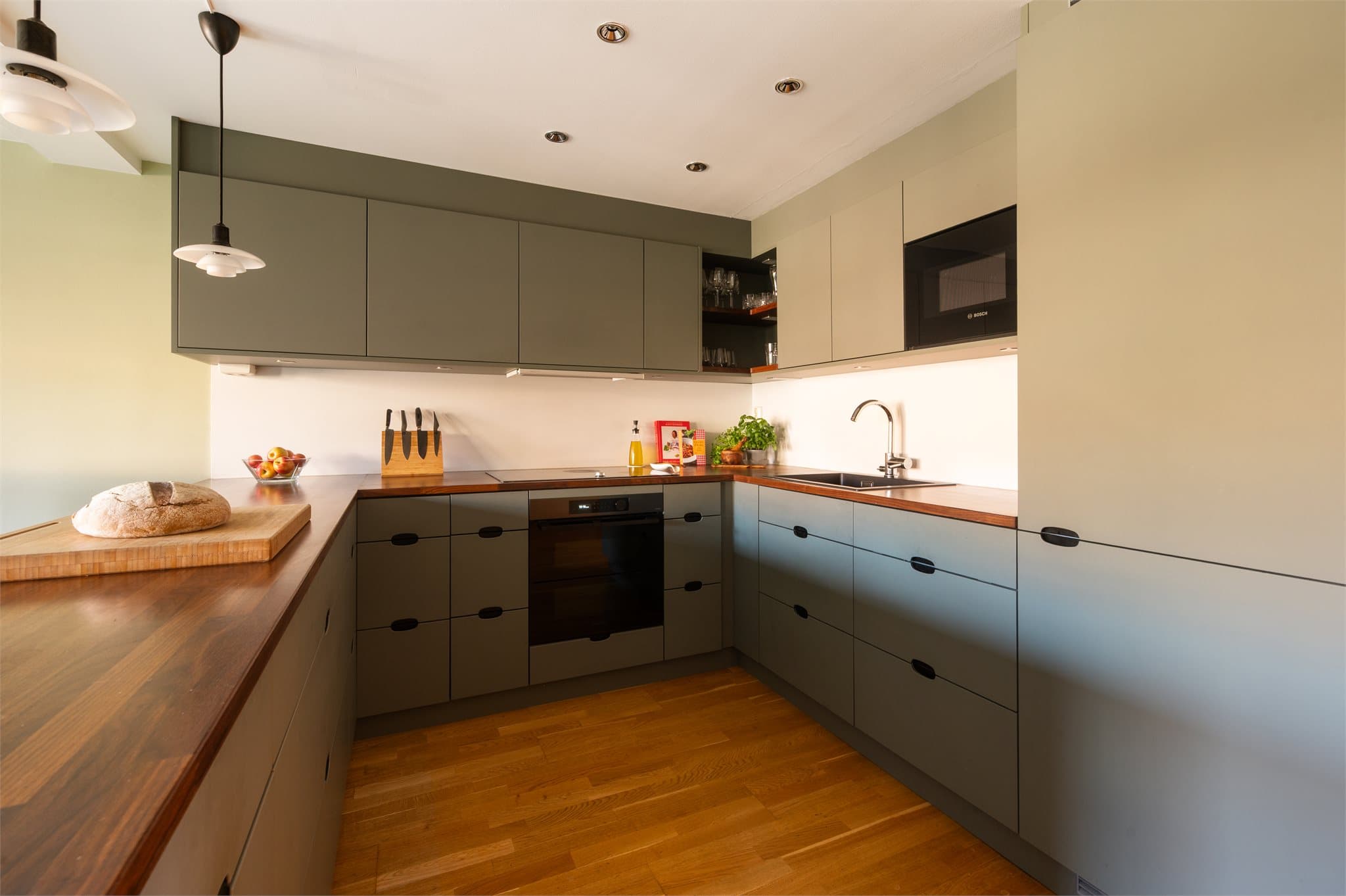 Innredningen har integrerte hvitevarer, rikelig med skapplass og benkeplater i laminat.