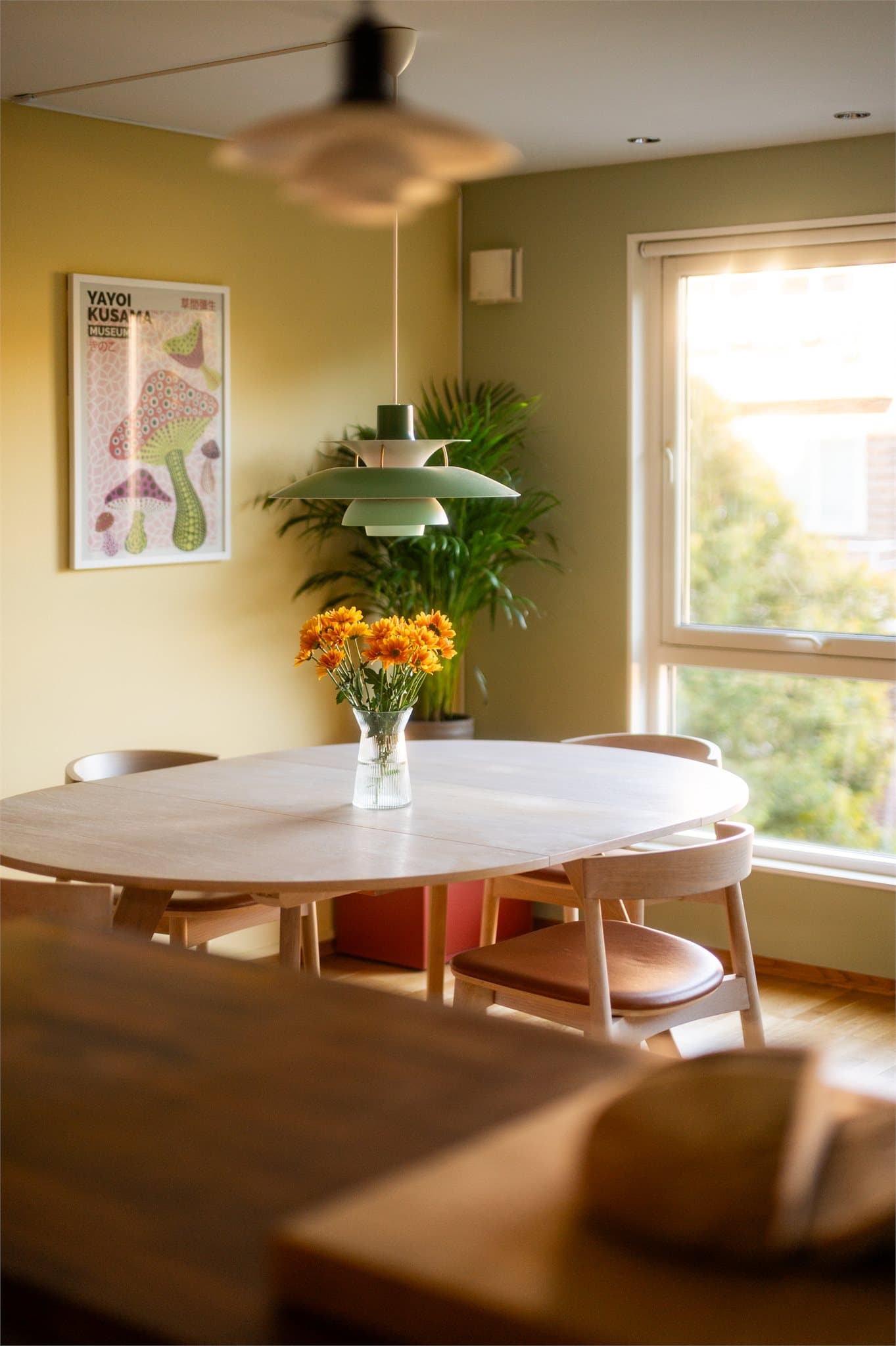 Plasseringen av spisestuen gir en naturlig overgang mellom kjøkken og stuedel.