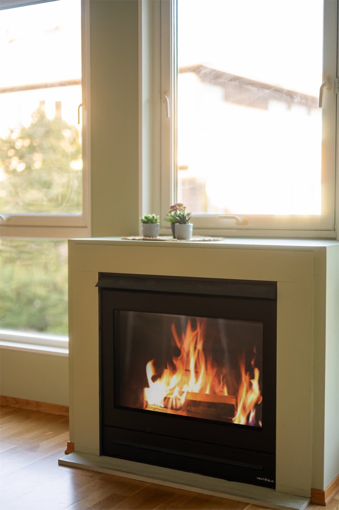 Den stilrene gasspeisen tilfører både varme og et vakkert, visuelt fokuspunkt til rommet.