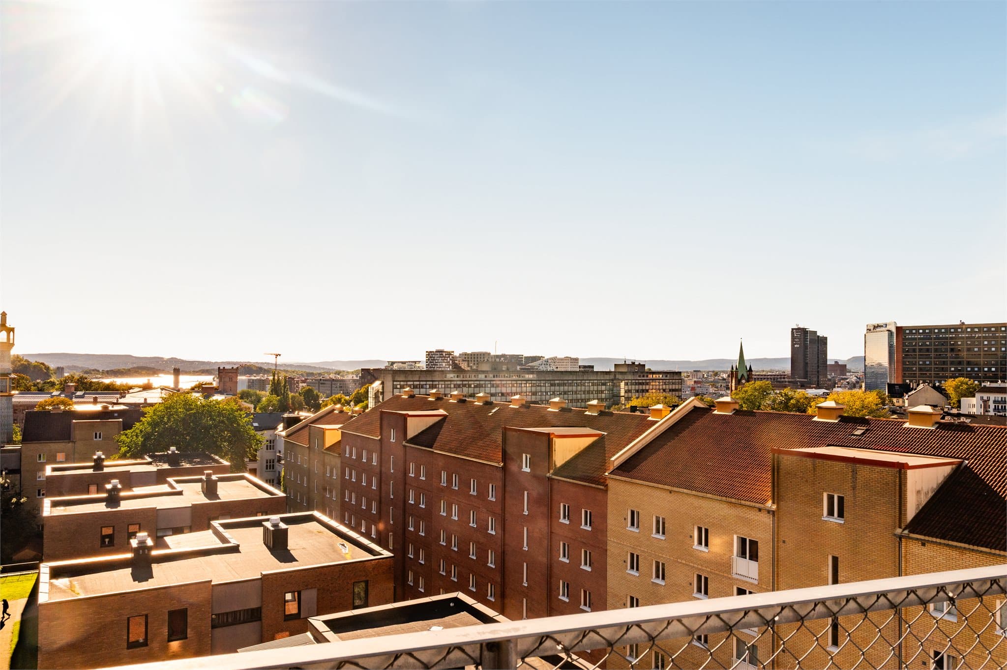 Området byr på en blanding av eldre bygårder og nyere arkitektur.