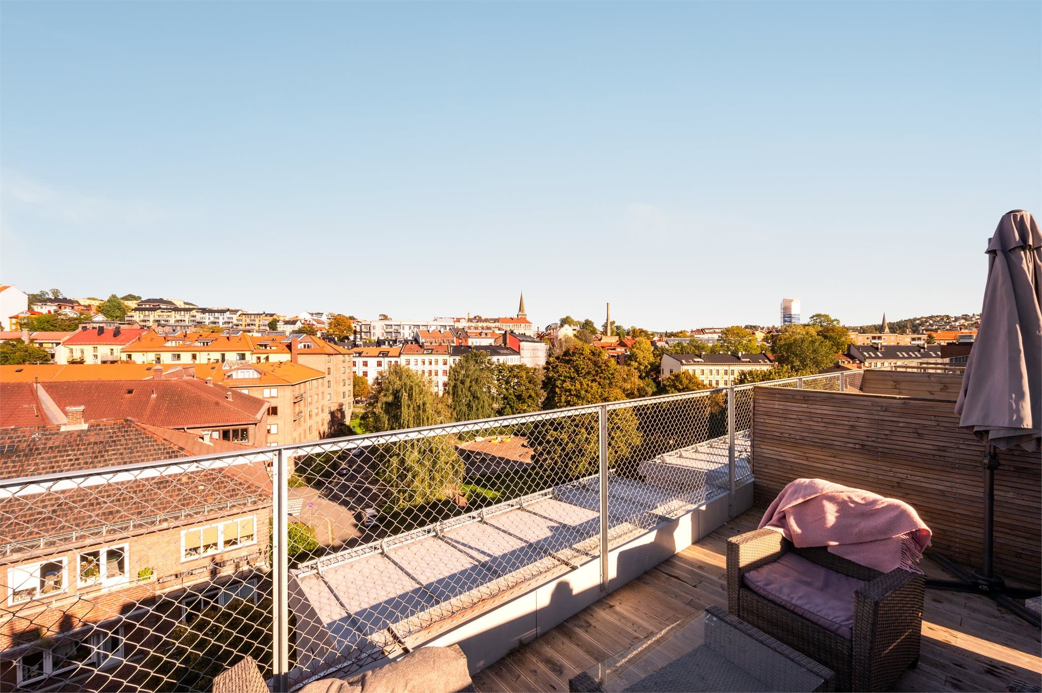 Fra parsellen er det en vidstrakt utsikt over nærområdet og byen.