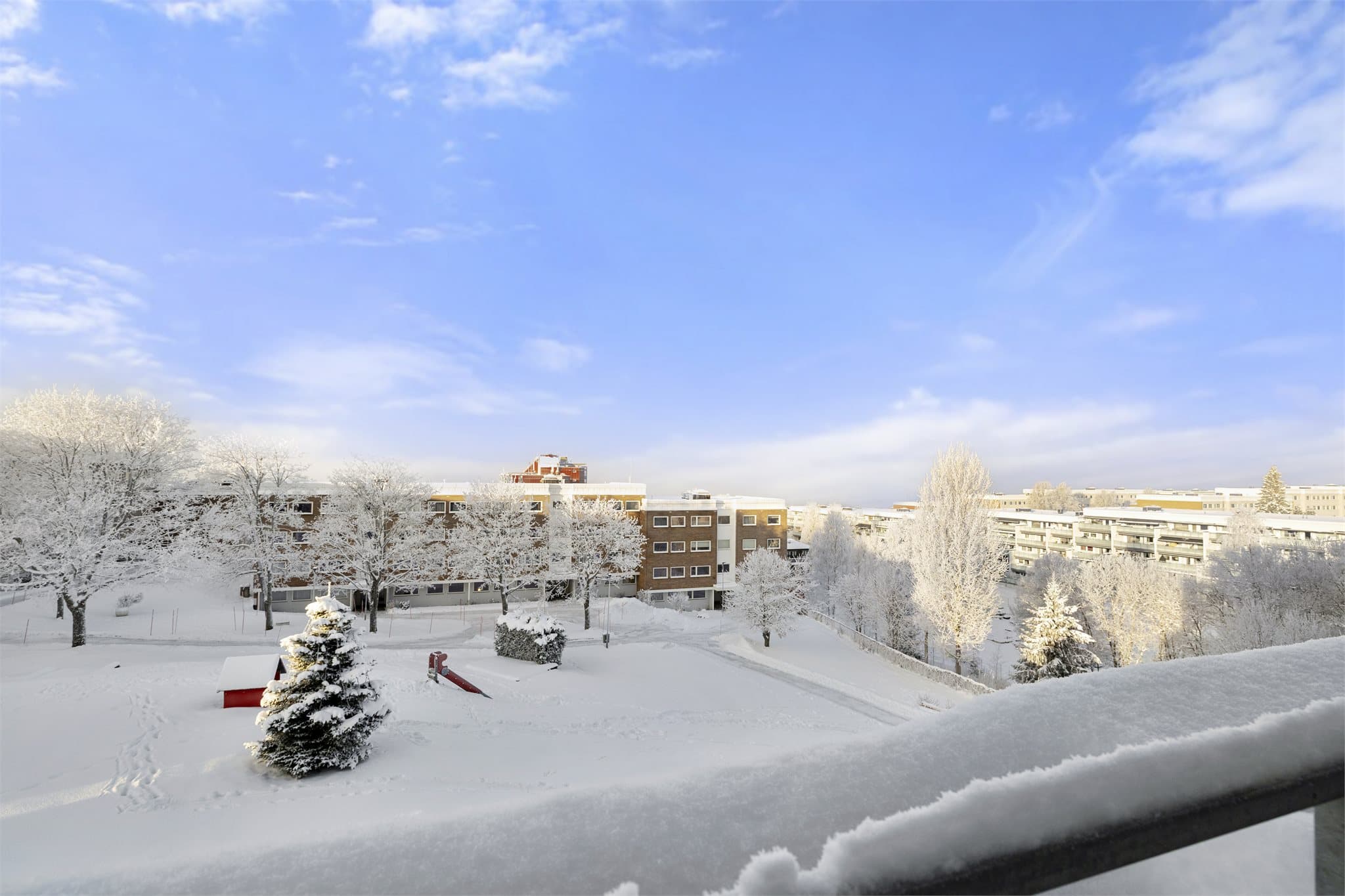 Utsikt fra balkong med åpen og luftig beliggenhet.