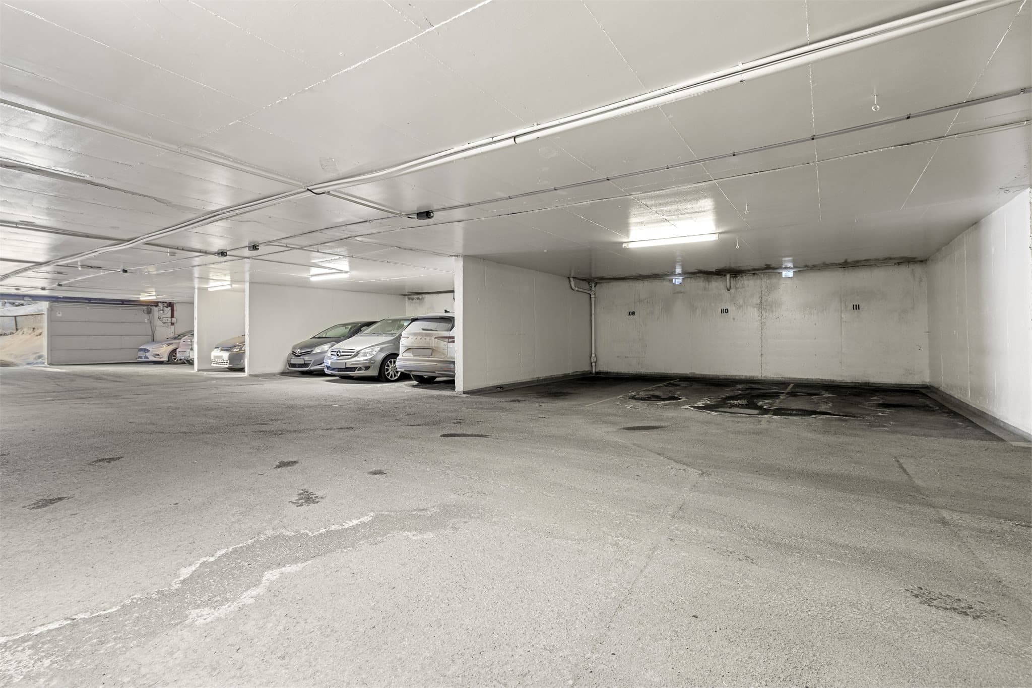 Garasjeanlegg med fast garasjeplass til leiligheten.