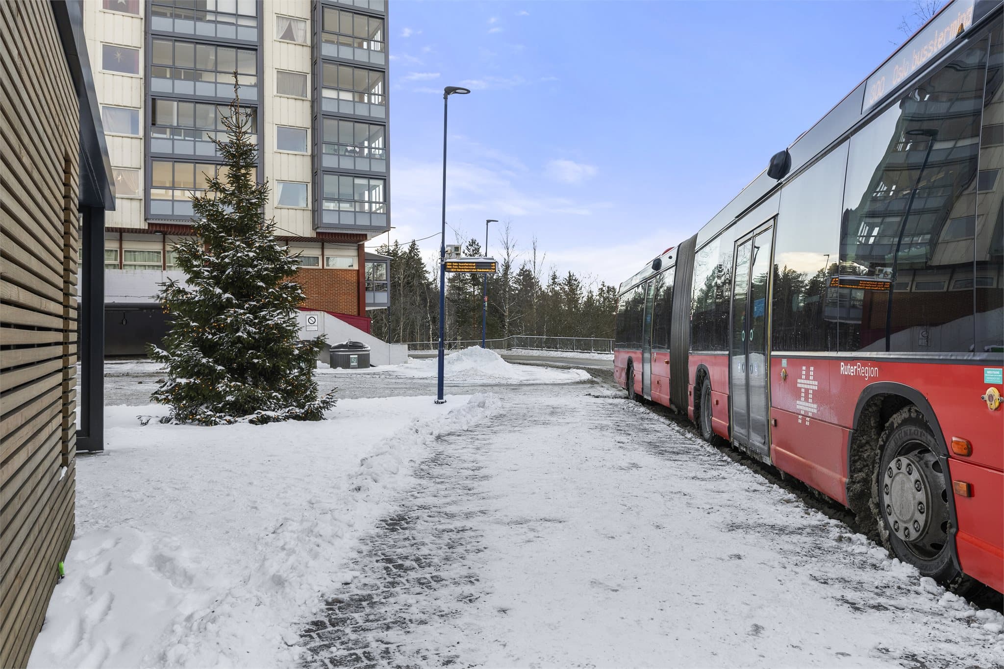 Bussholdeplass i umiddelbar nærhet med gode forbindelser til Lillestrøm og Oslo.