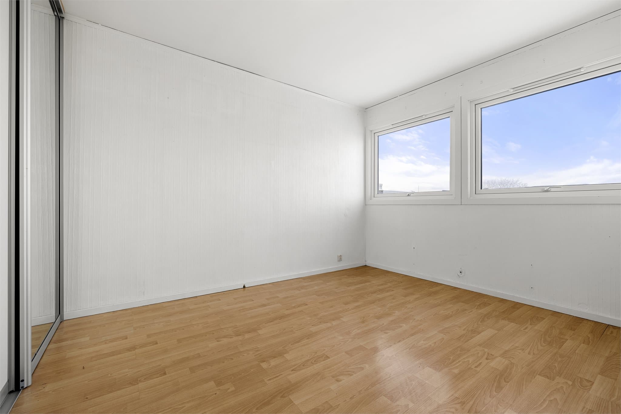 Soverom av god størrelse med plass til seng.