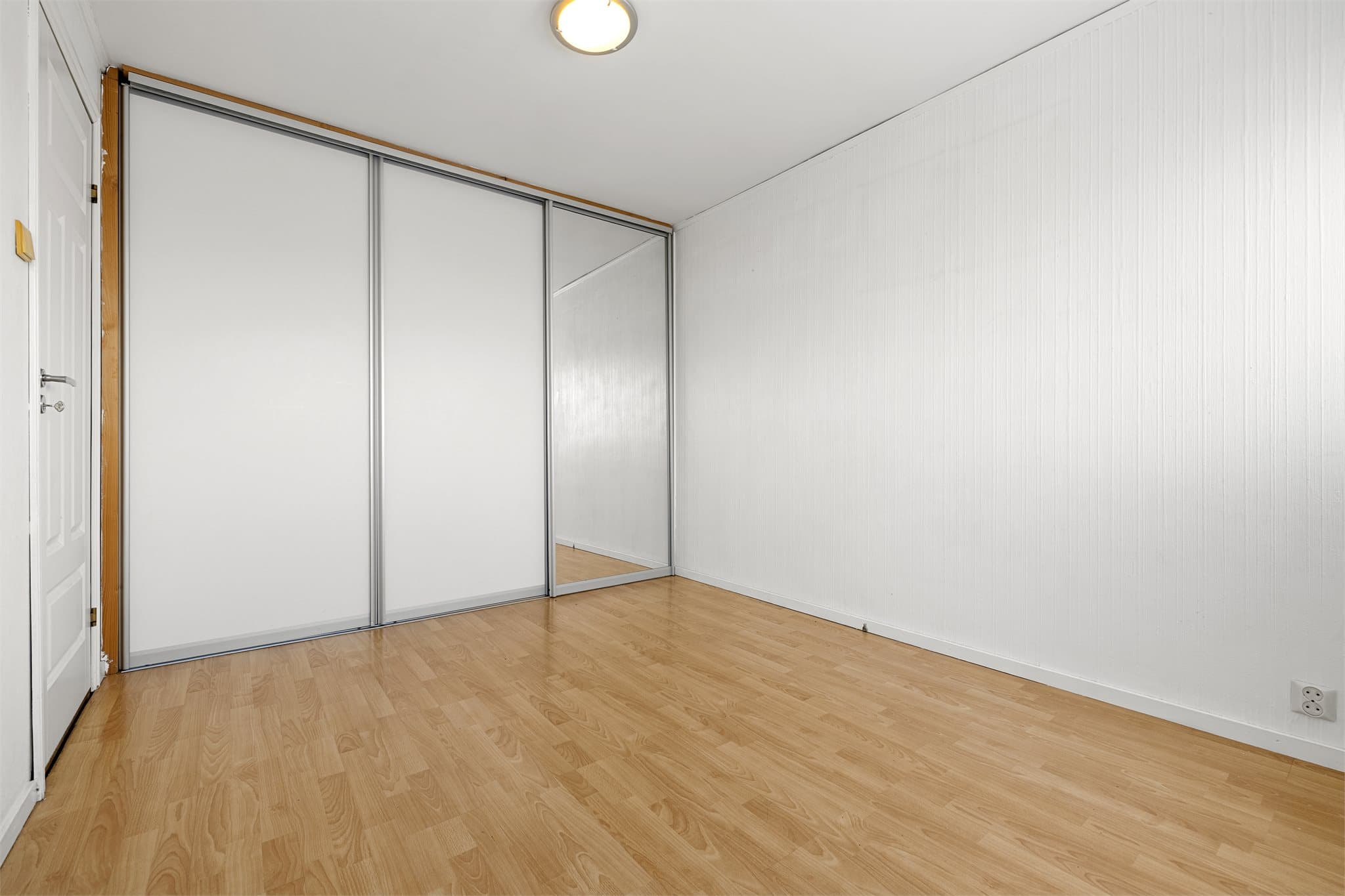 Soverom med skyvedørsgarderobe og gode oppbevaringsmuligheter.