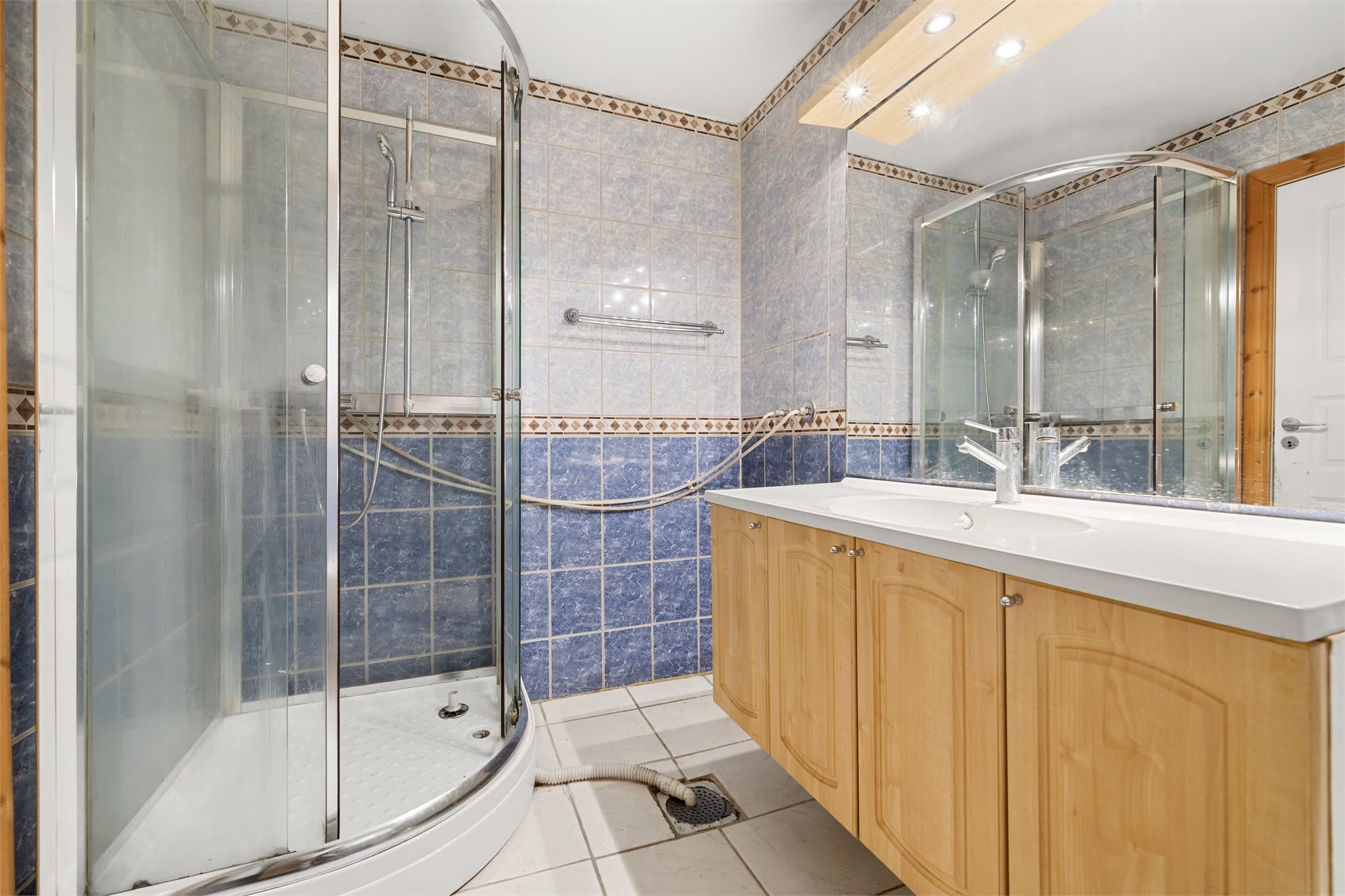 Bad med dusjløsning, servant og toalett. Full oppgradering må påregnes.