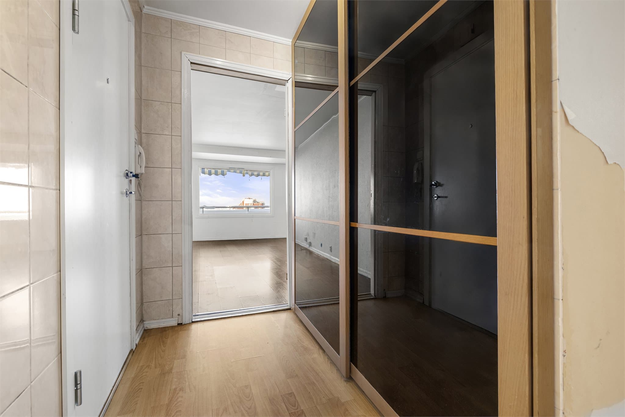 Entré med plass til garderobeløsning.