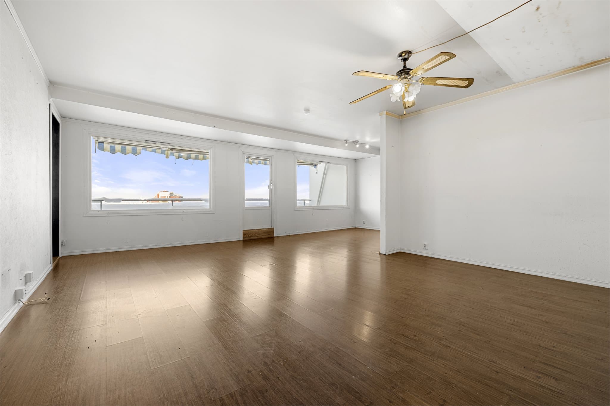 Stuen byr på flere muligheter til møblering.