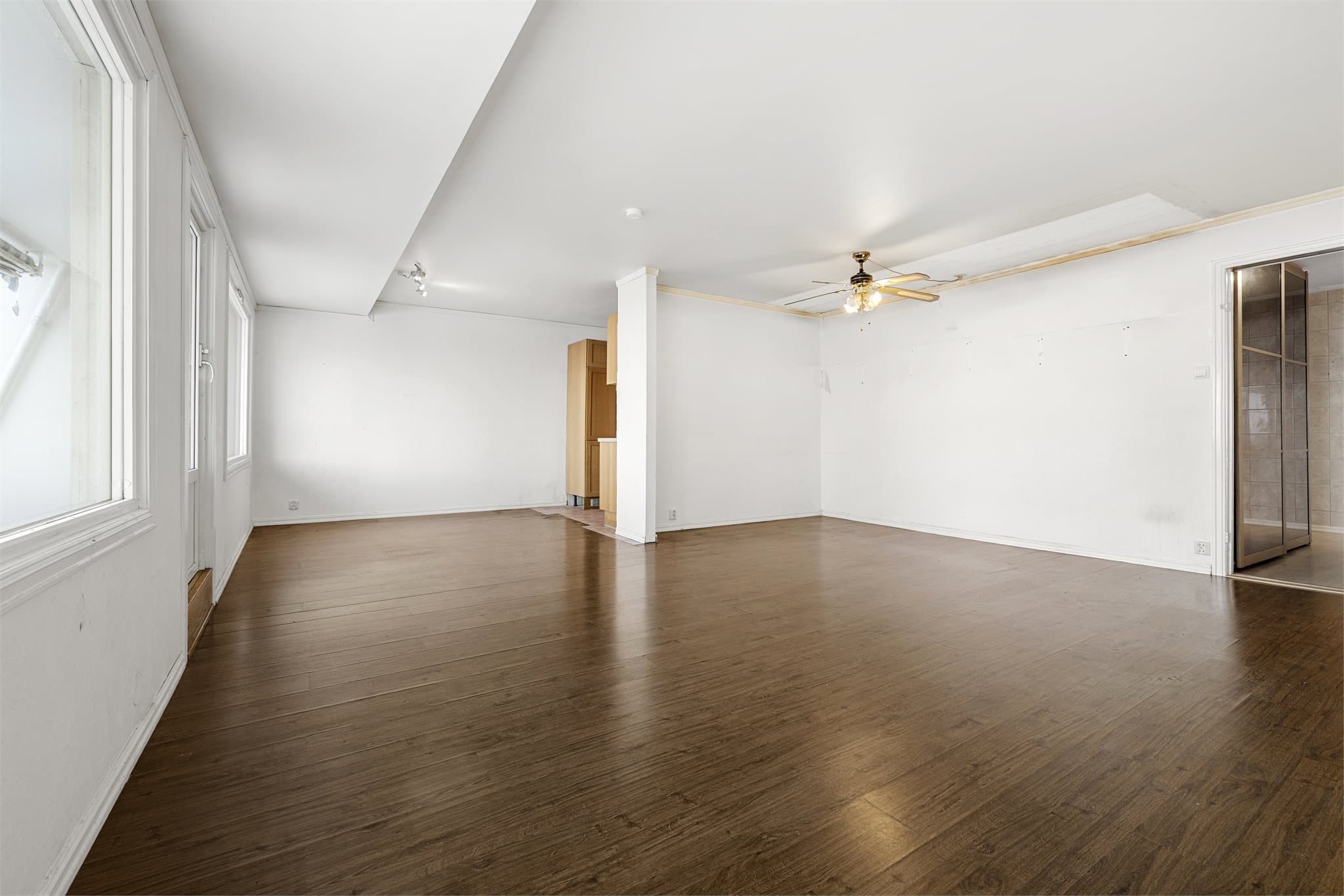 Stue med store vindusflater som gir rikelig med naturlig lys. God romfølelse.