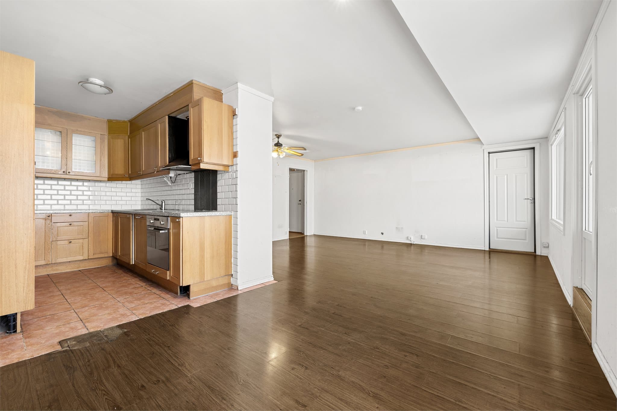 Kjøkken med benkeplass og opplegg for hvitevarer.