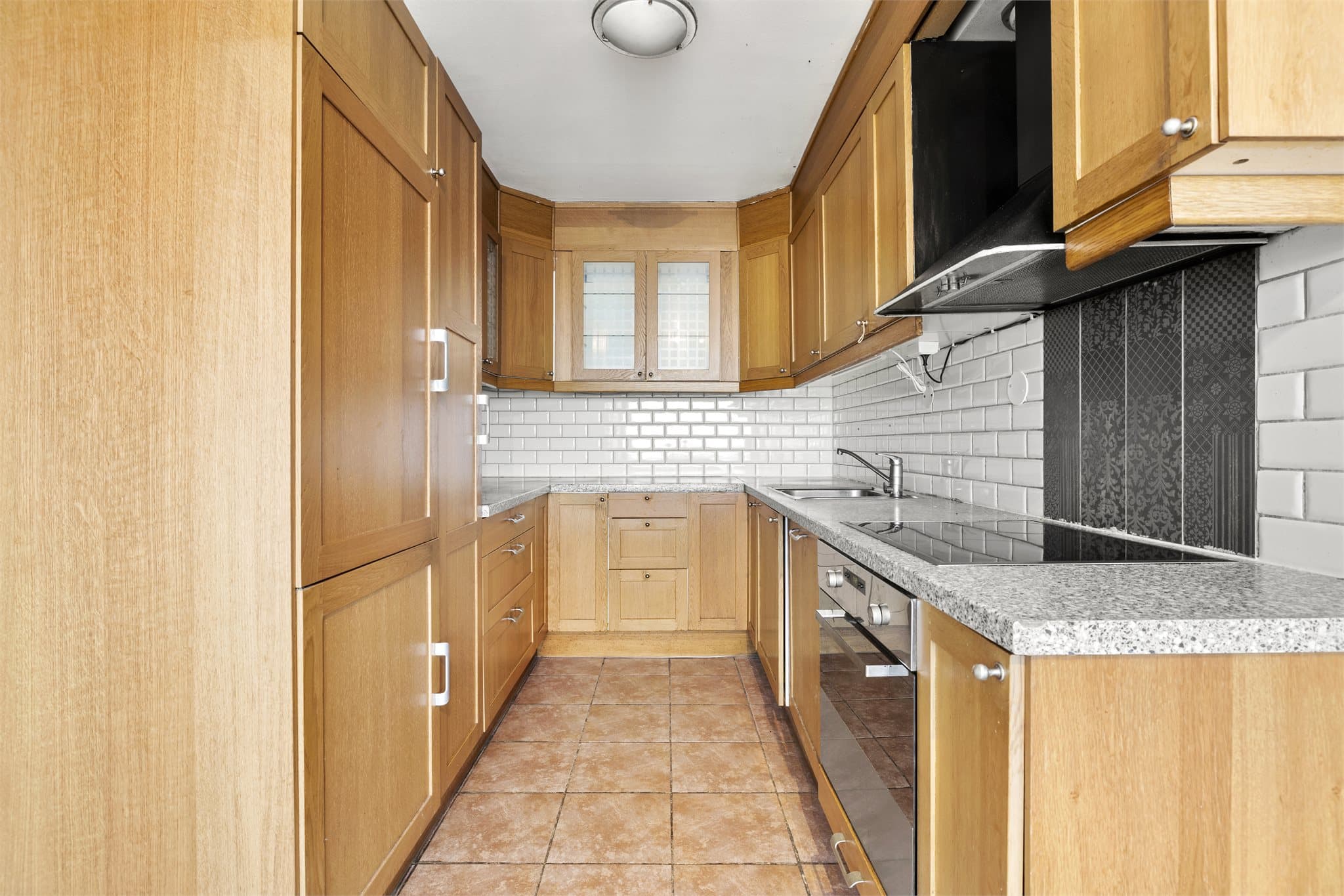 Kjøkken med innredning av eldre dato. Oppgraderinger må påregnes.