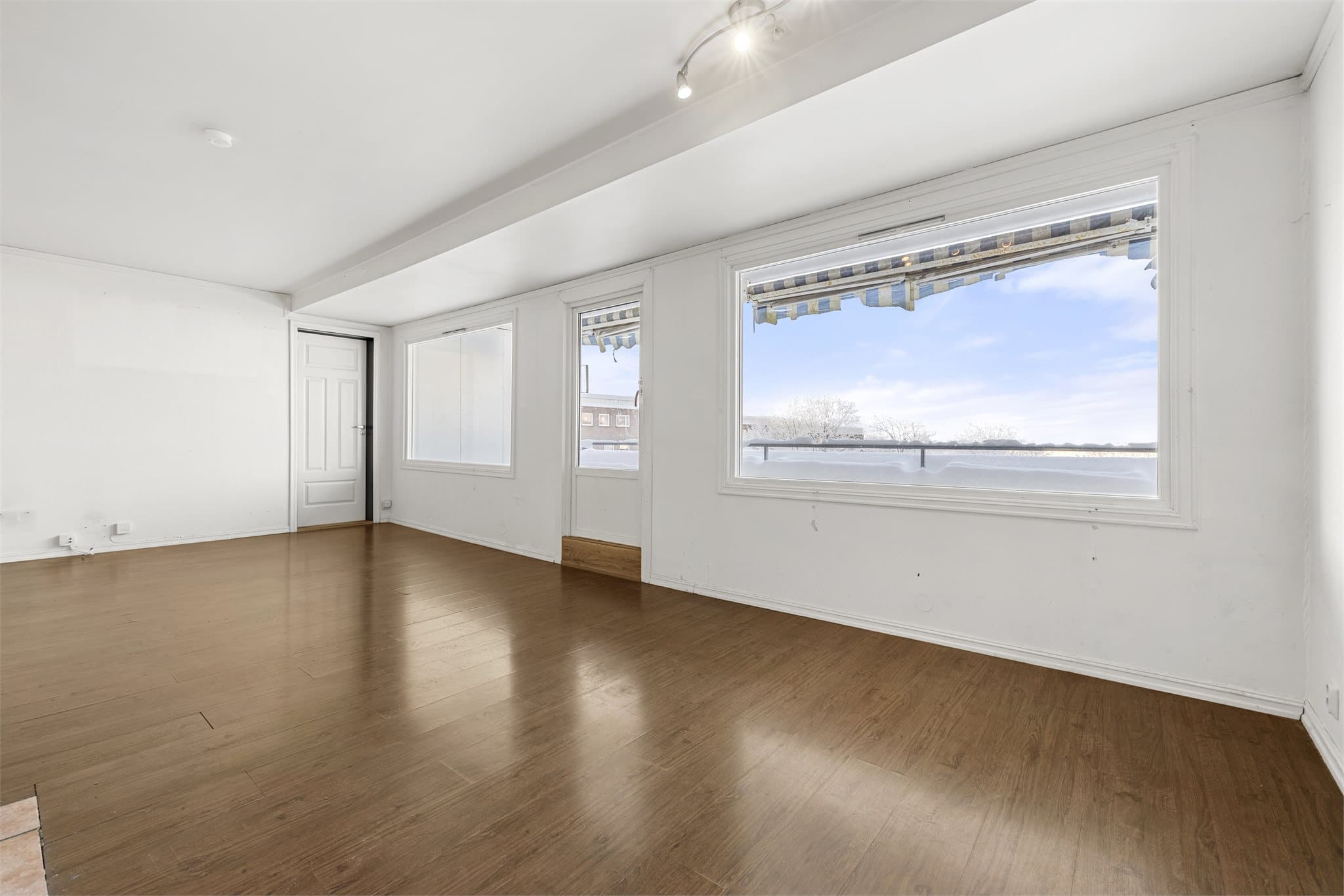 Fra stuen er det utgang til balkongen.