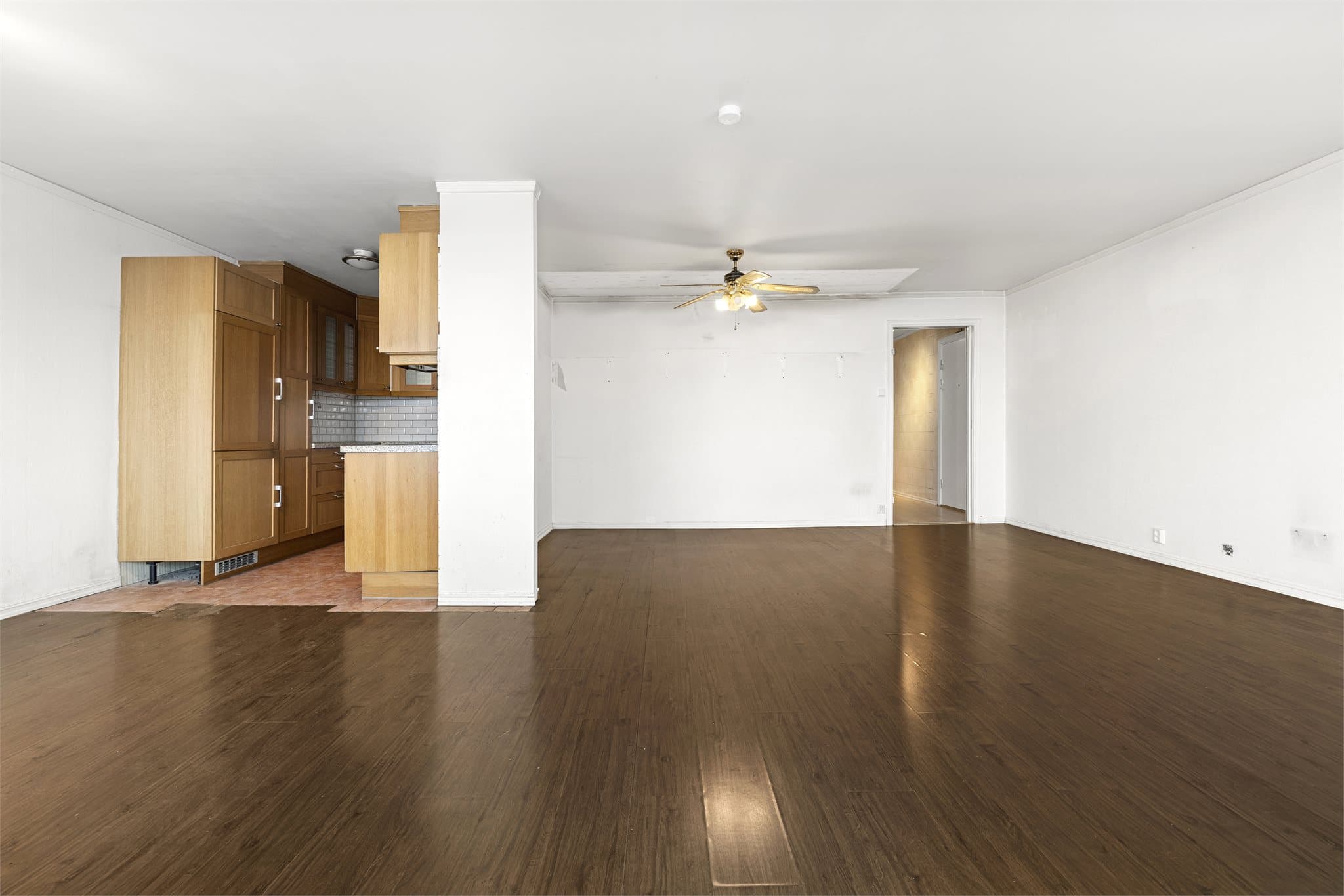 Stuen er i en delvis åpen løsning med kjøkkenet.