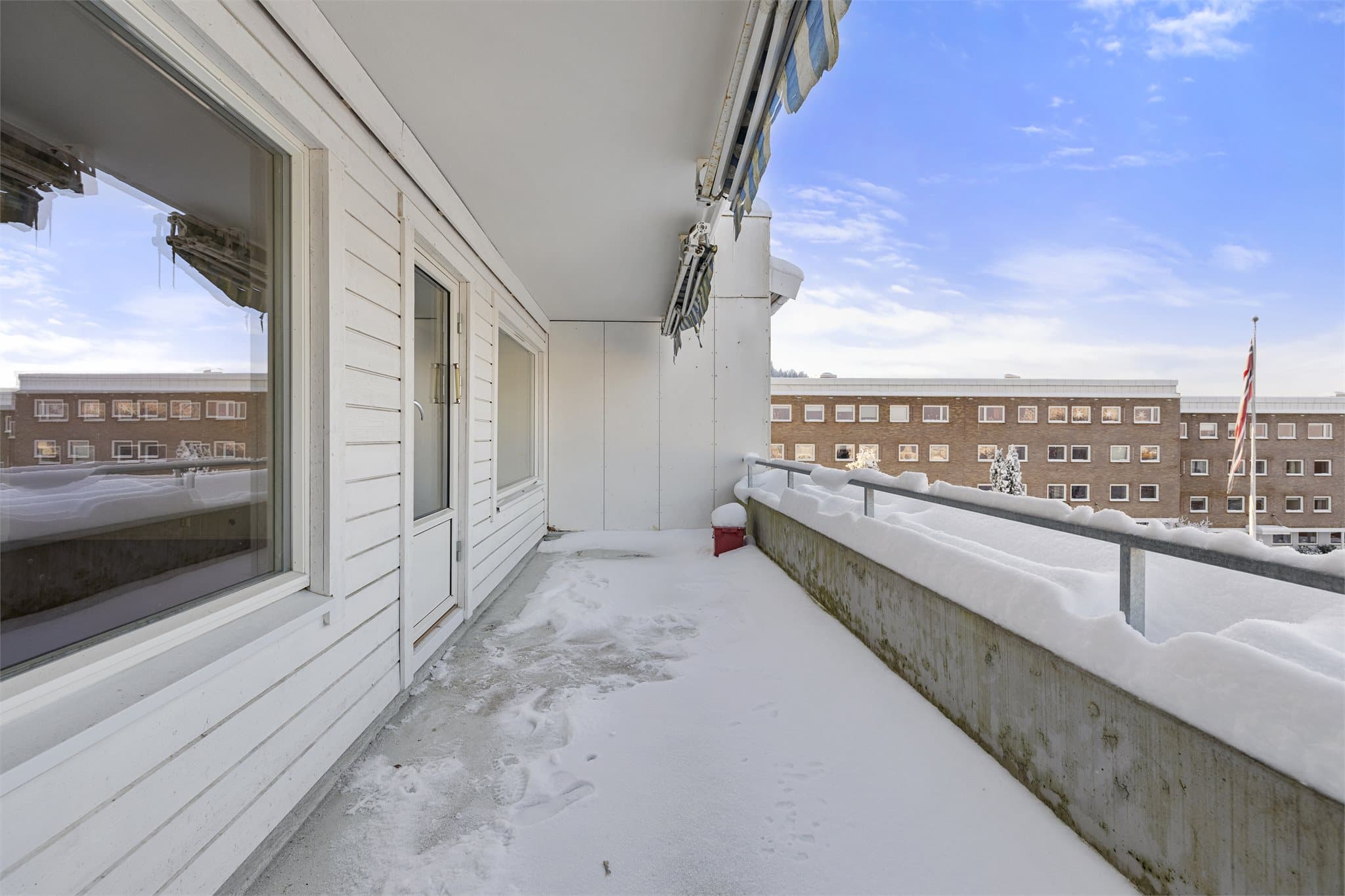 Balkong med god størrelse og plass til utemøbler.