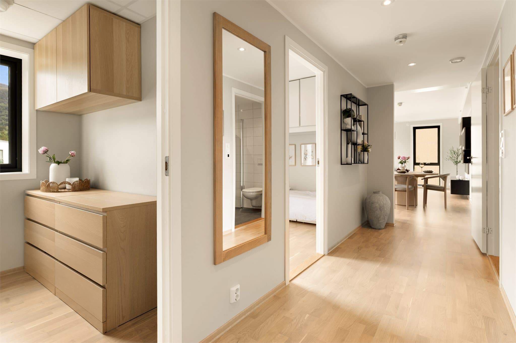 - Lys og trivelig gang som måler 7,4 m² -
