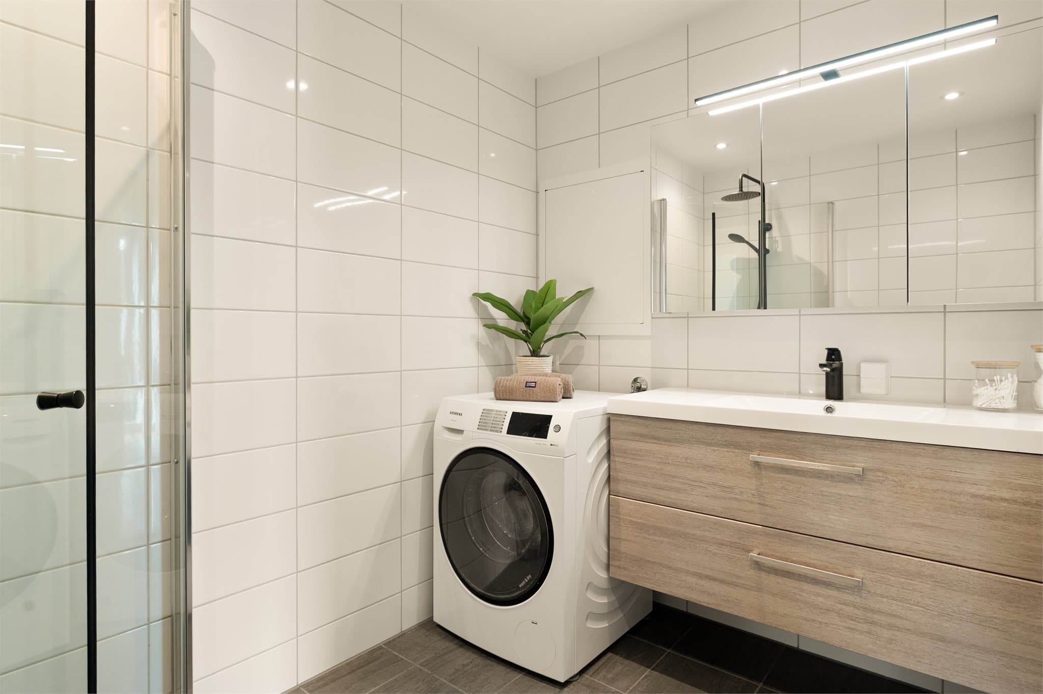 - Badet har behagelig varme i gulv og downlights i himling -