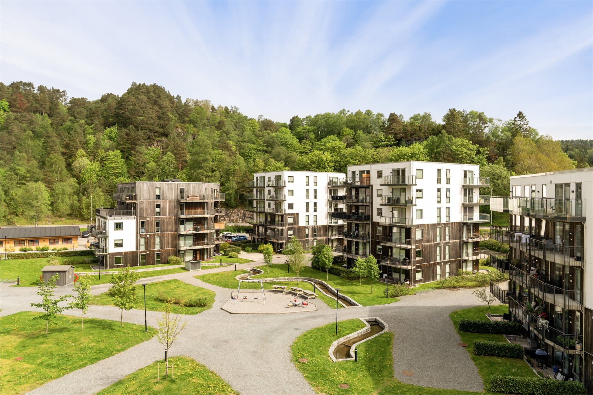 - Sameiet har store fellesarealer med lekeplass og parkområde. Dette er perfekt beliggenhet for alle aldre -