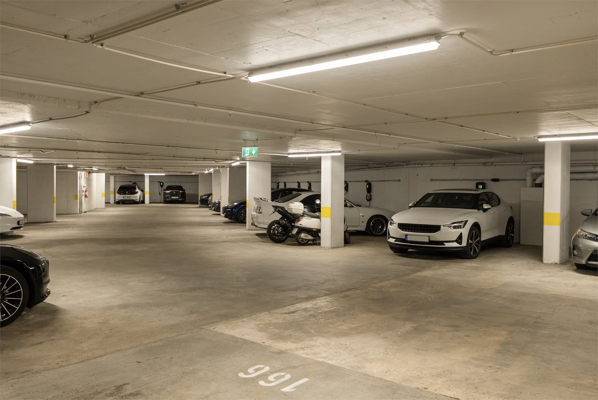 - Leiligheten har egen fast parkering i felles garasjeanlegg med montert elbil-lader -