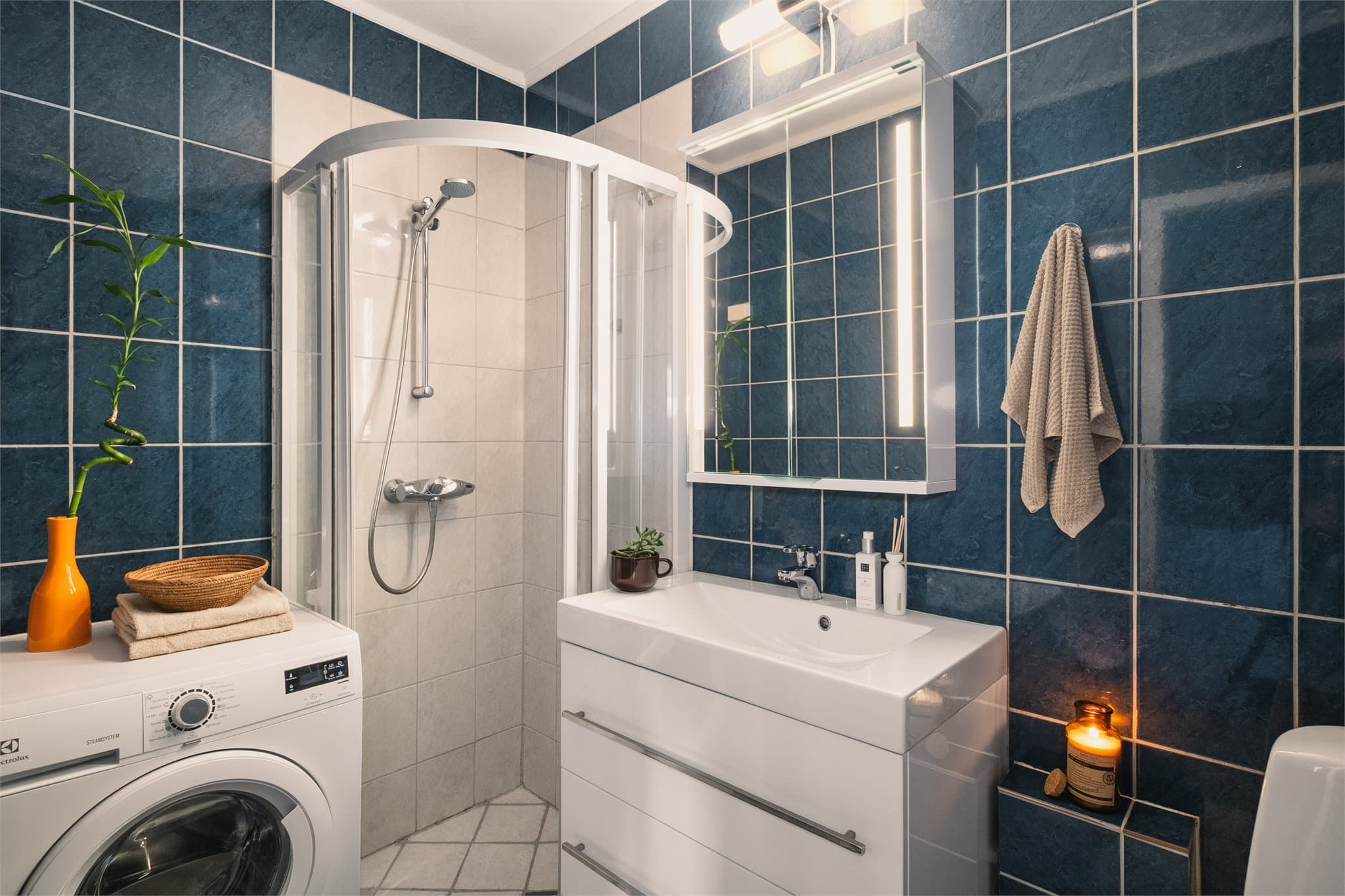 - Lyst helfliset bad med varmekabler i gulvet. Selger har hatt en oppvaskmaskin oppå vaskemaskinen (denne kan medfølge) -