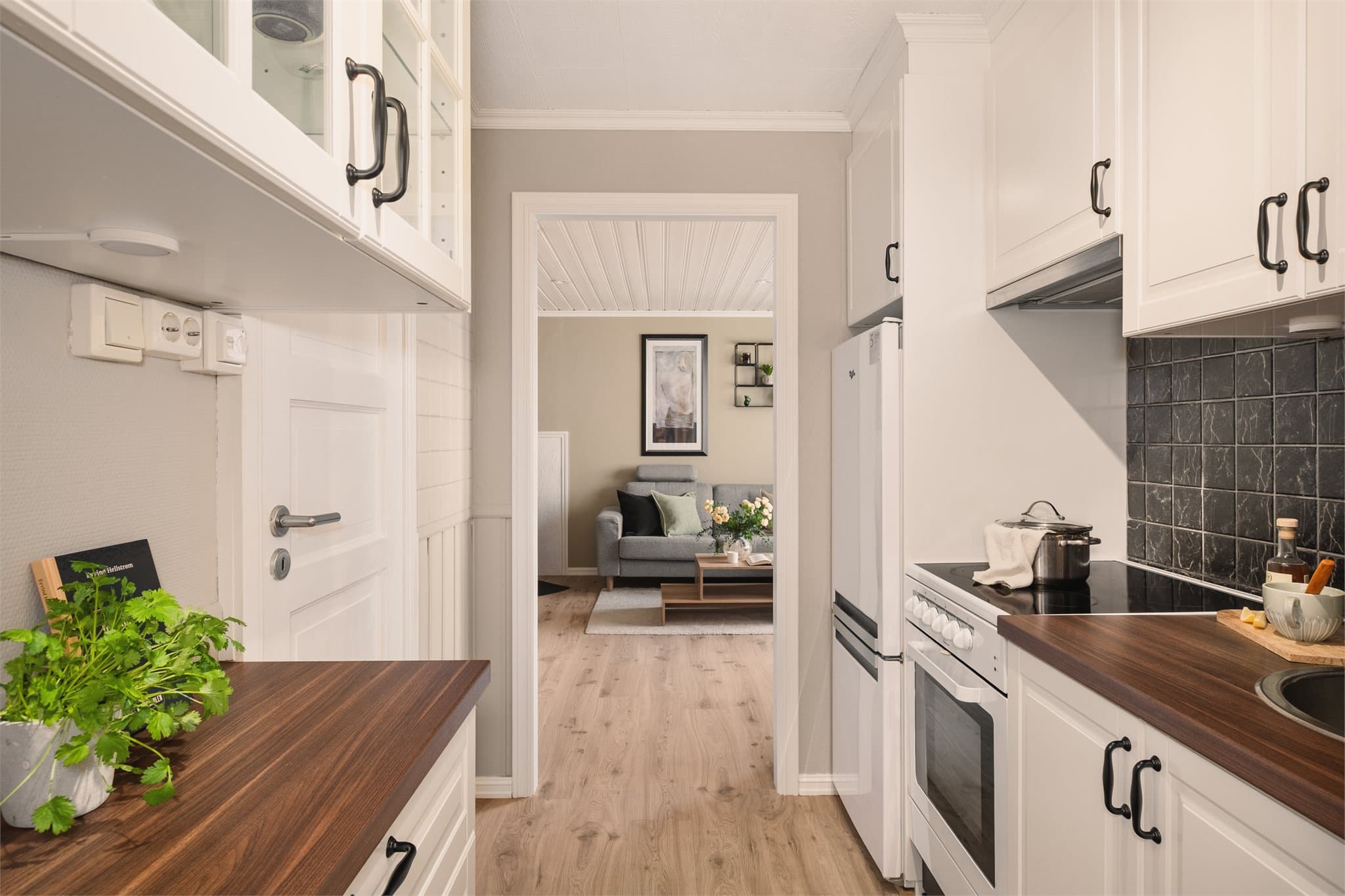 - Gjennomgående lik laminat på entre, kjøkken og stue, som gir et flott helhetsinntrykk -