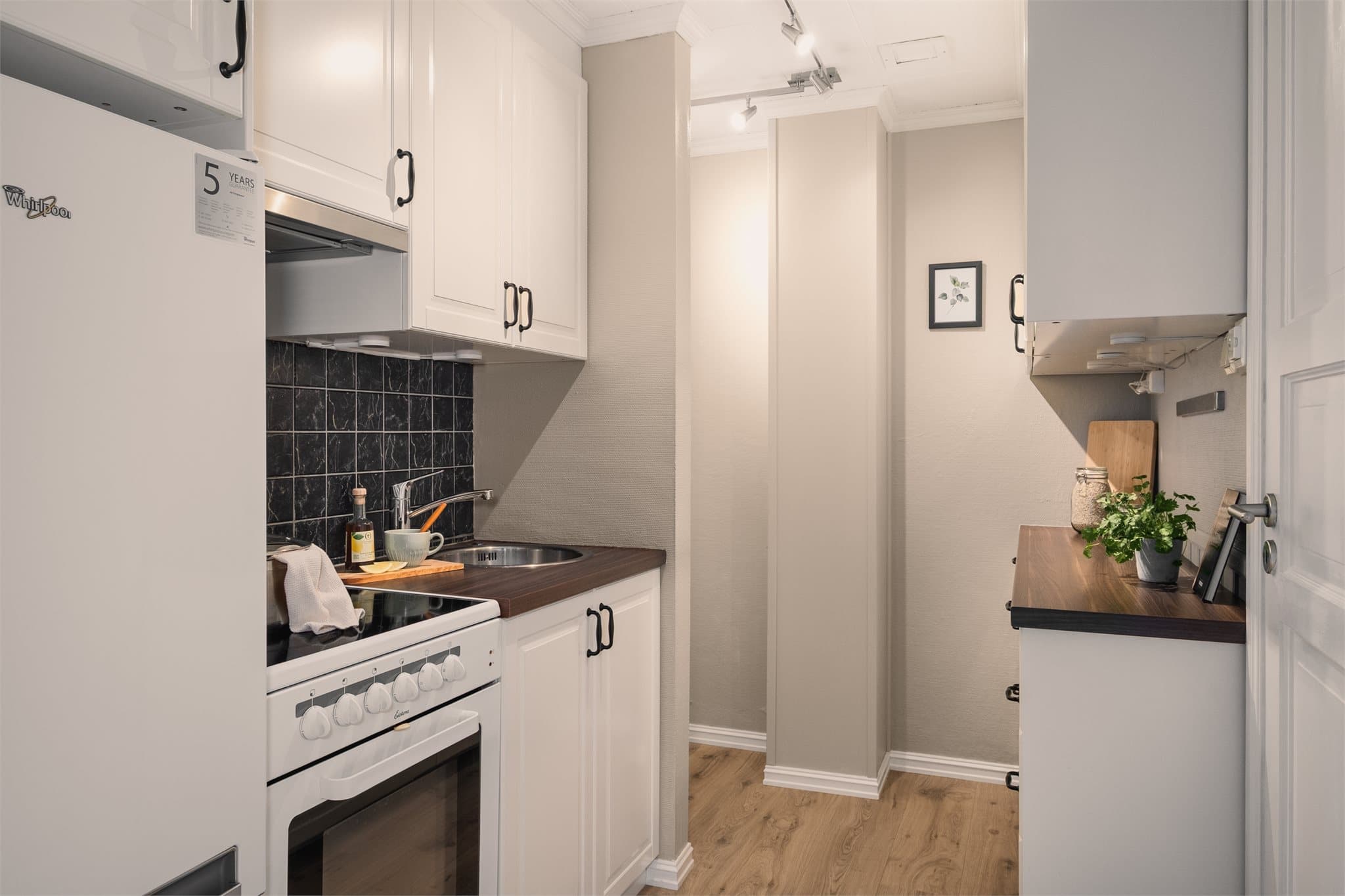 - Stekeovn og kjøleskap medfølger handelen kostnadsfritt! -