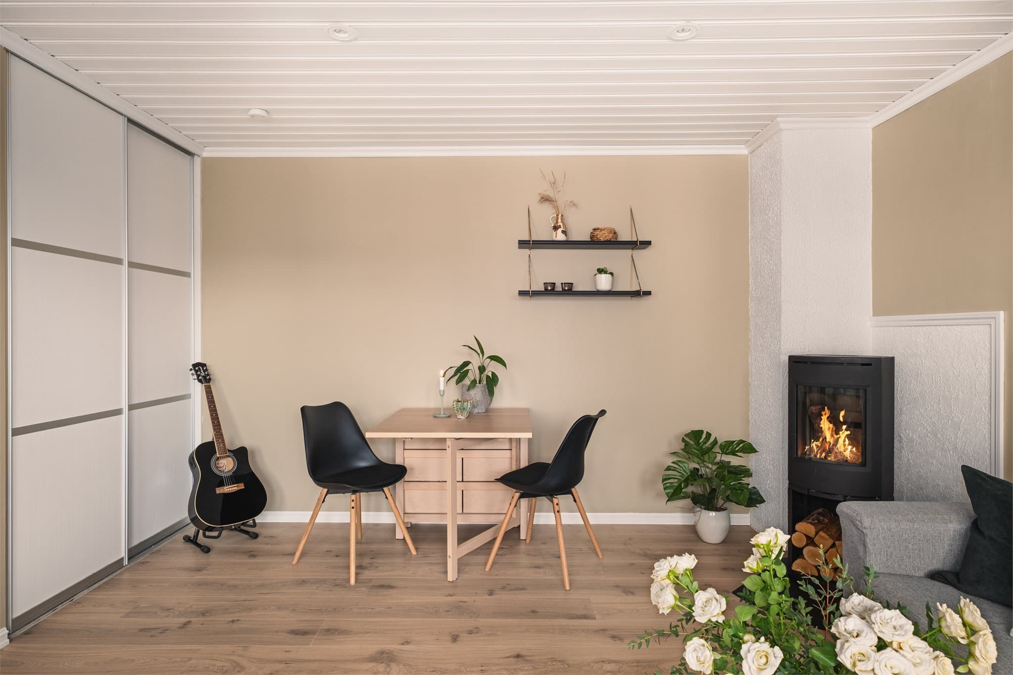 - Merk skyvedørsgarderobe som gir rikelig med oppbevaringsplass i nisje -