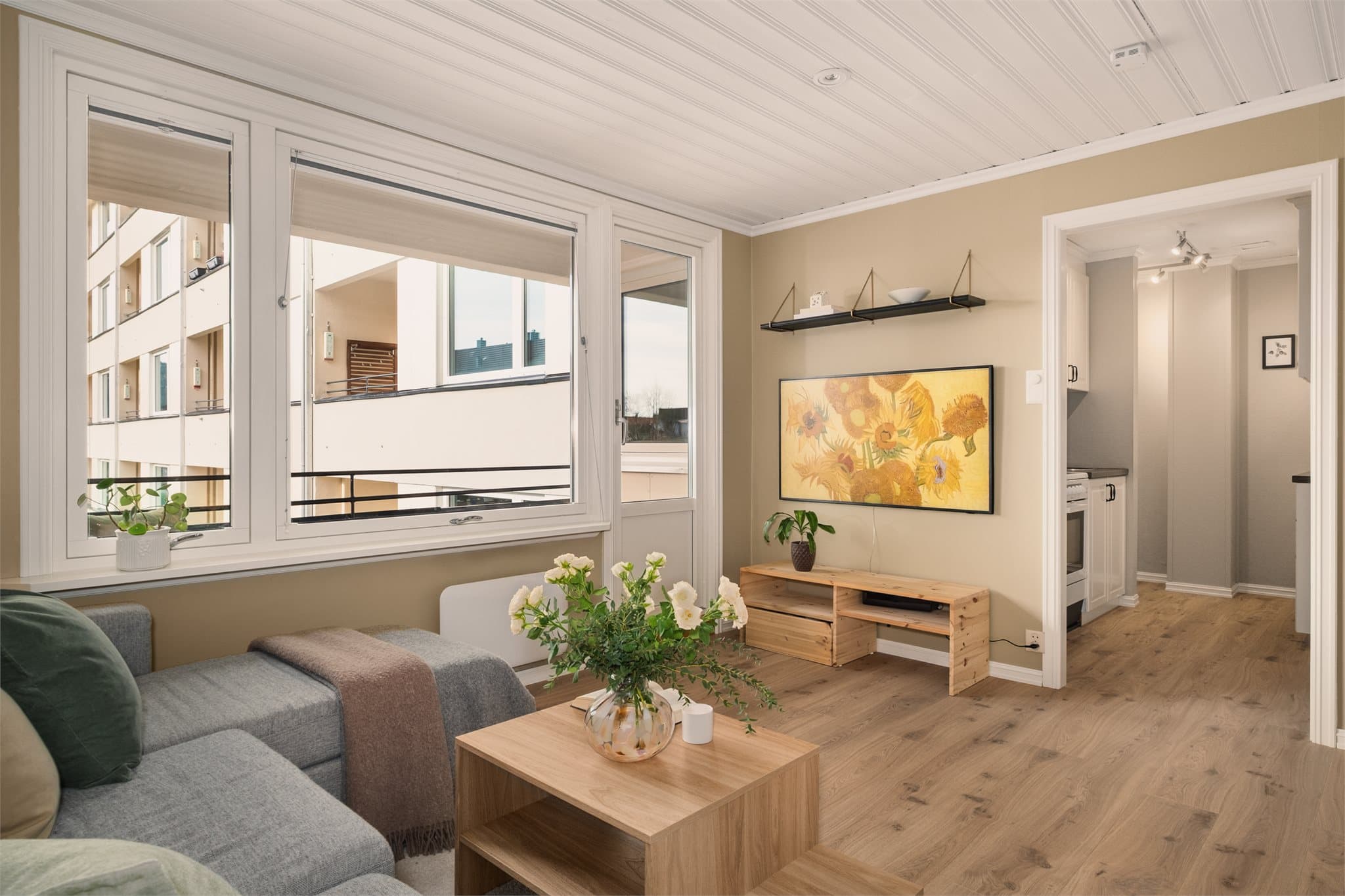 - Stuen måler 18,2m² og oppleves som et trivelig oppholdsrom med store vindusflater med godt lysinnslipp -