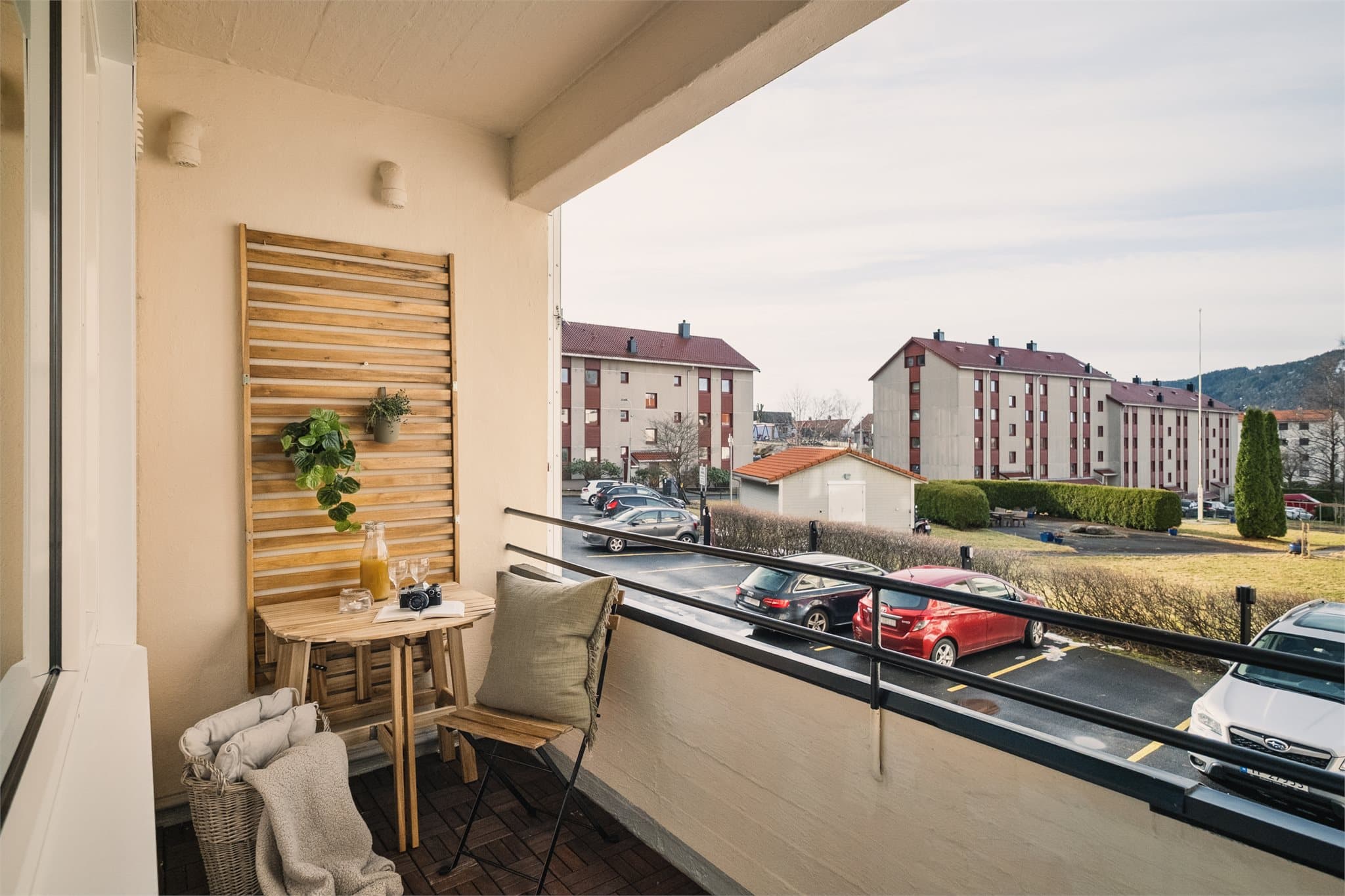 - Overbygget, vestvendt altan på 4,7m² med svært gode solforhold -