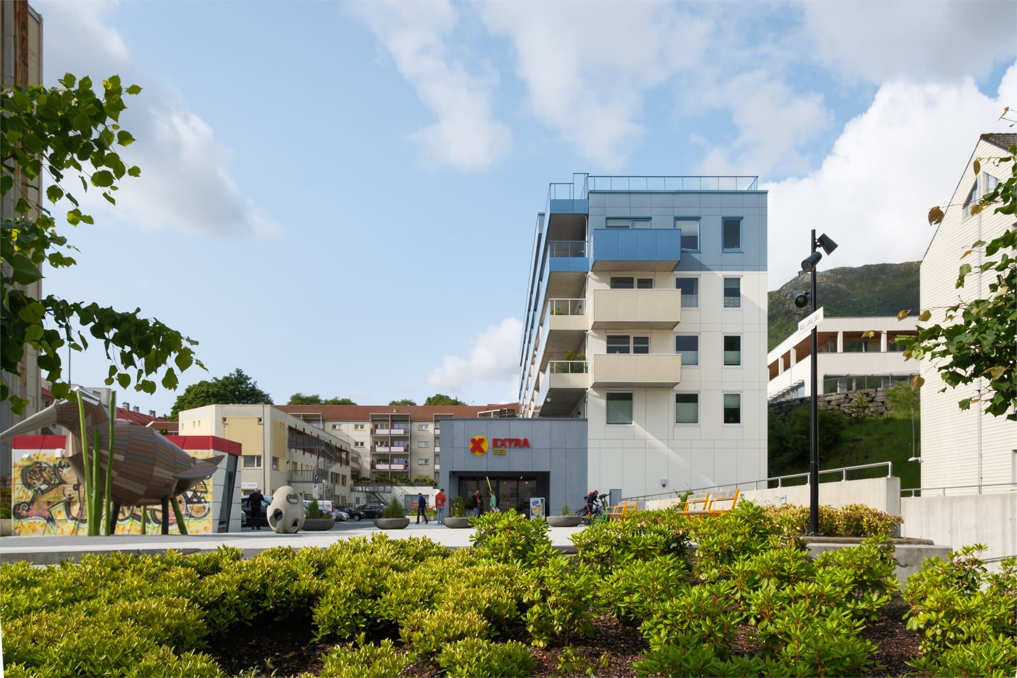 - Fra leiligheten er det 2 minutters gange til Coop Extra og 4-5 minutters gange til Rema 1000 -