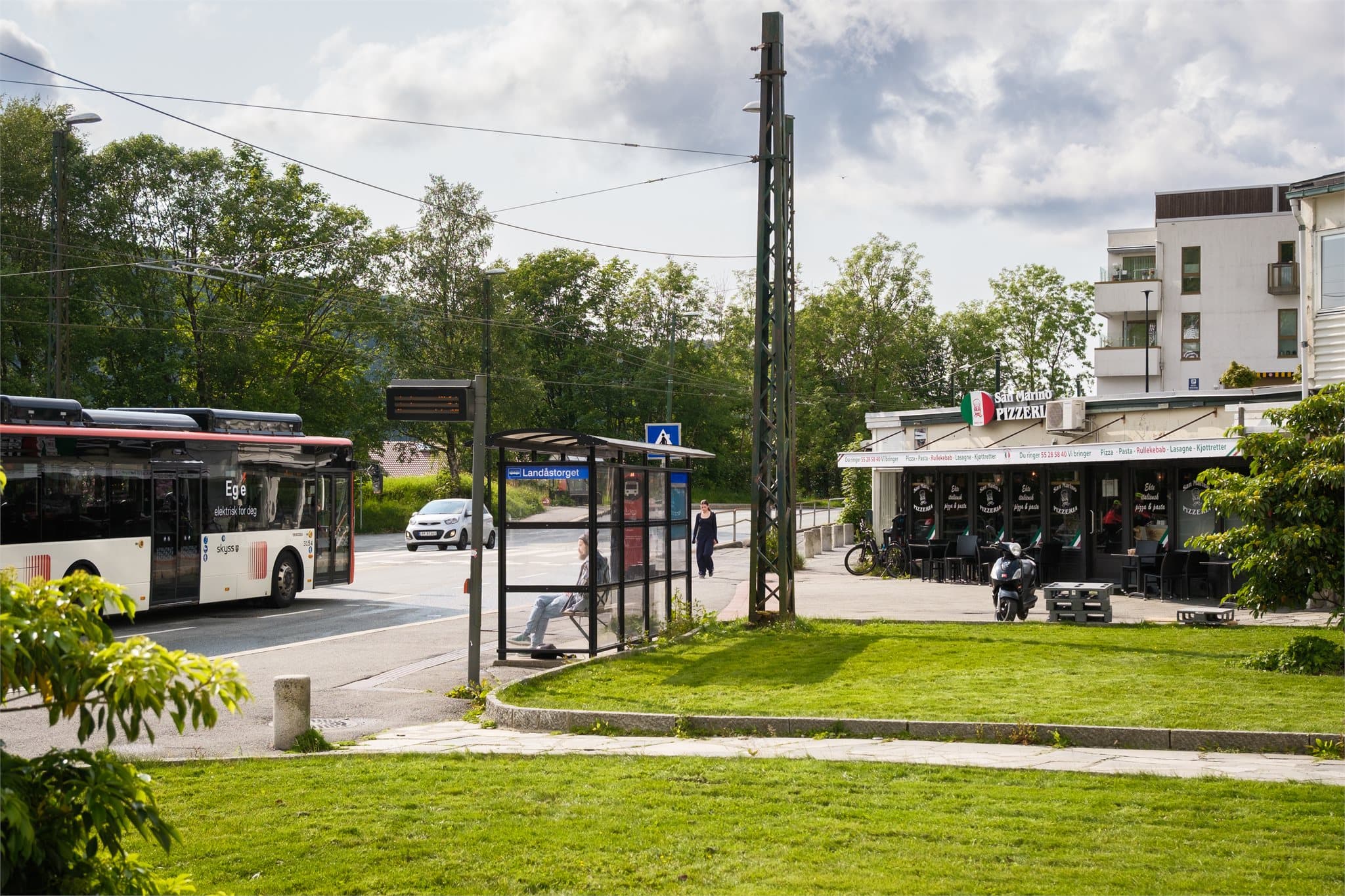 - Like ved boligen finner man Landåstorget, som byr på dagligvarebutikk, treningssenter og takeaway hos San Marino Pizzeria og SweetSpicyThai -