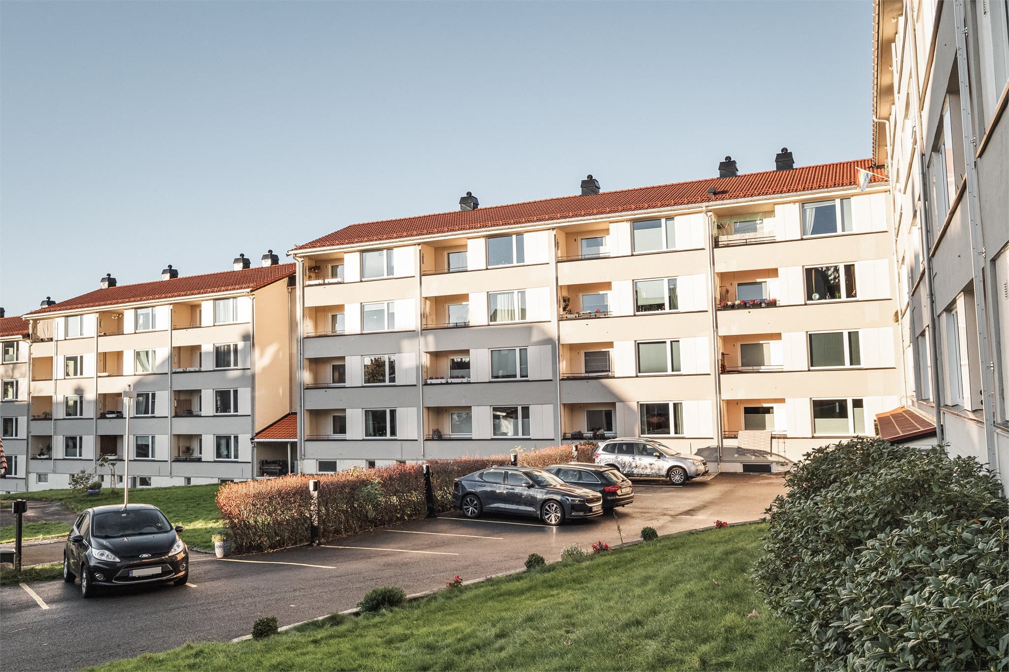 - Nordre Erleveien Boliglag AS disponerer 9 garasjeplasser og 15 parkeringsplasser. Garasjeplass og parkeringsplass tildeles beboere etter søknad og ansiennitet -