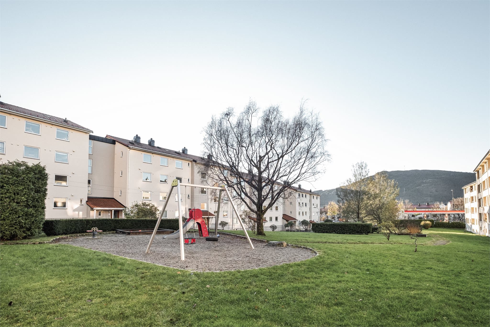 - Hyggelige fellesarealer som er opparbeidet med interne veier, lekeplass, grøntarealer og diverse prydbusker/beplantning -