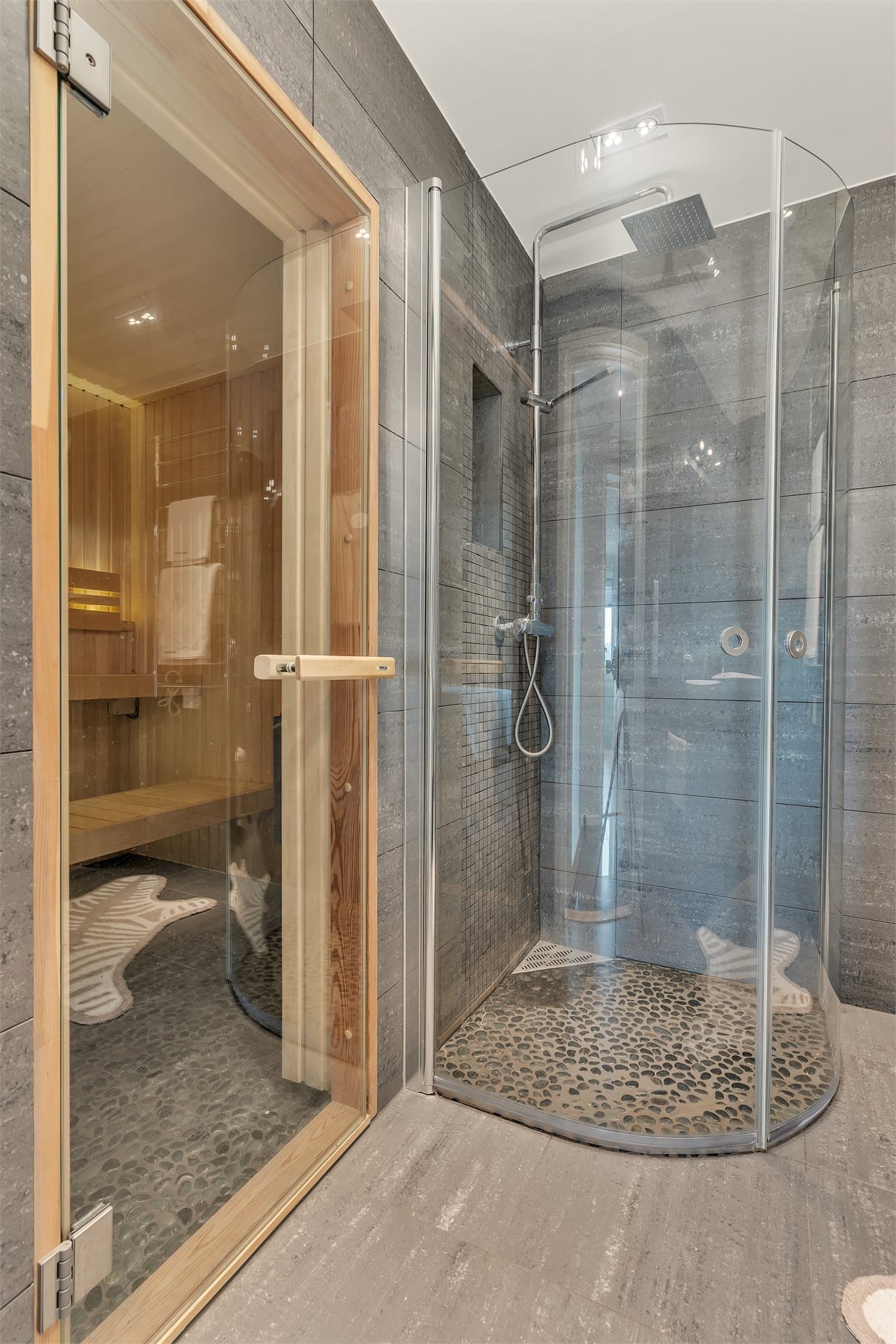 I tilknytning til badet i underetasjen ligger en egen badstue.