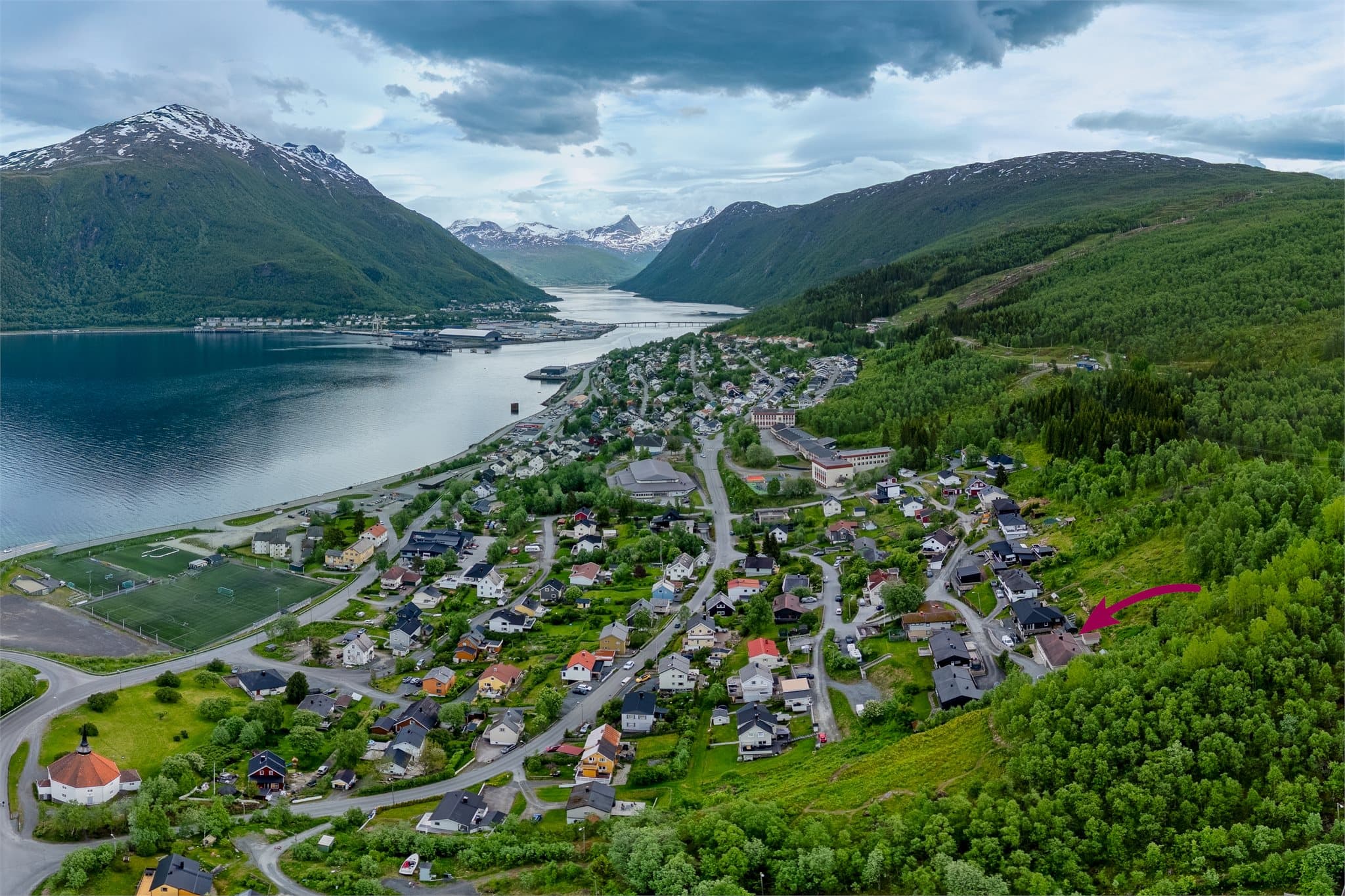 Fra boligen er det kort vei til både idrettshall, skiløyper og alpinanlegg.