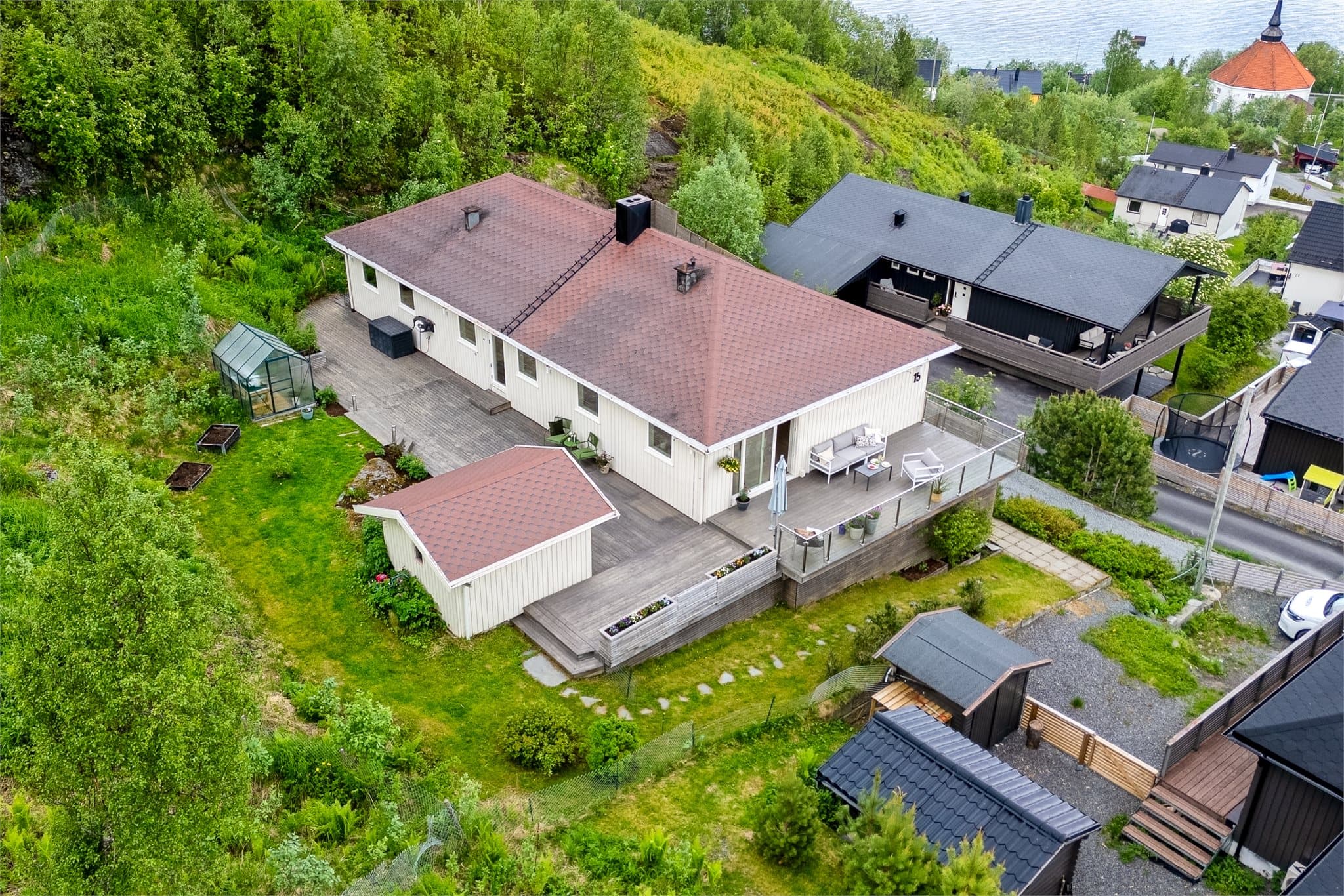 Tomten ligger usjenert til som siste hus i en blindvei, med turterreng rett utenfor døren.
