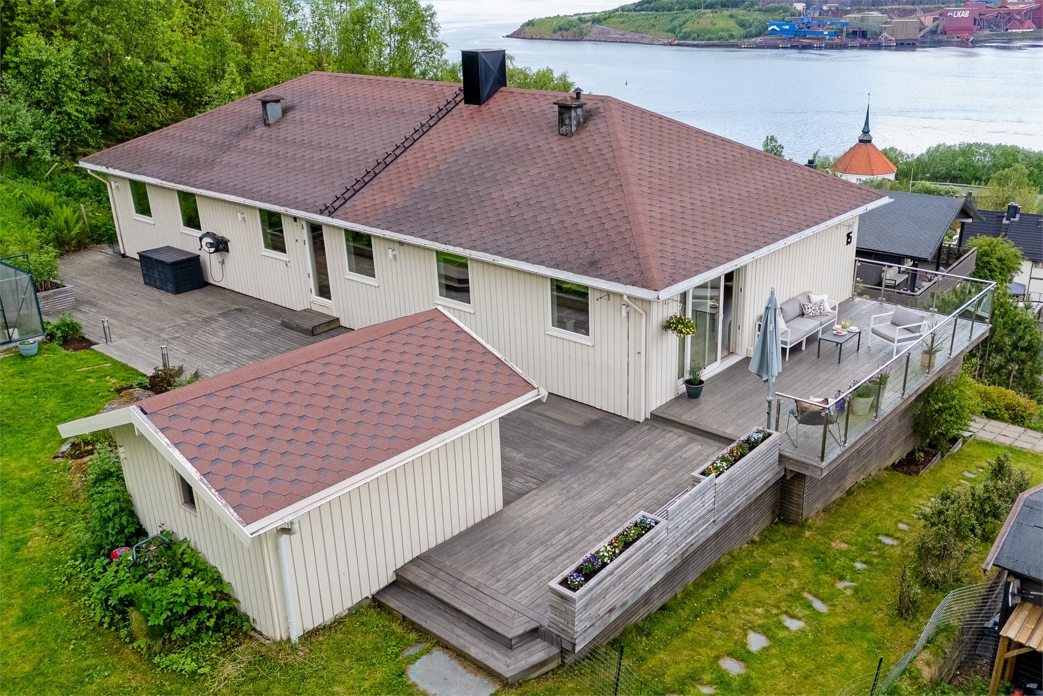 Uteplassene er usjenert og skjermet, med direkte tilknytning til naturen.