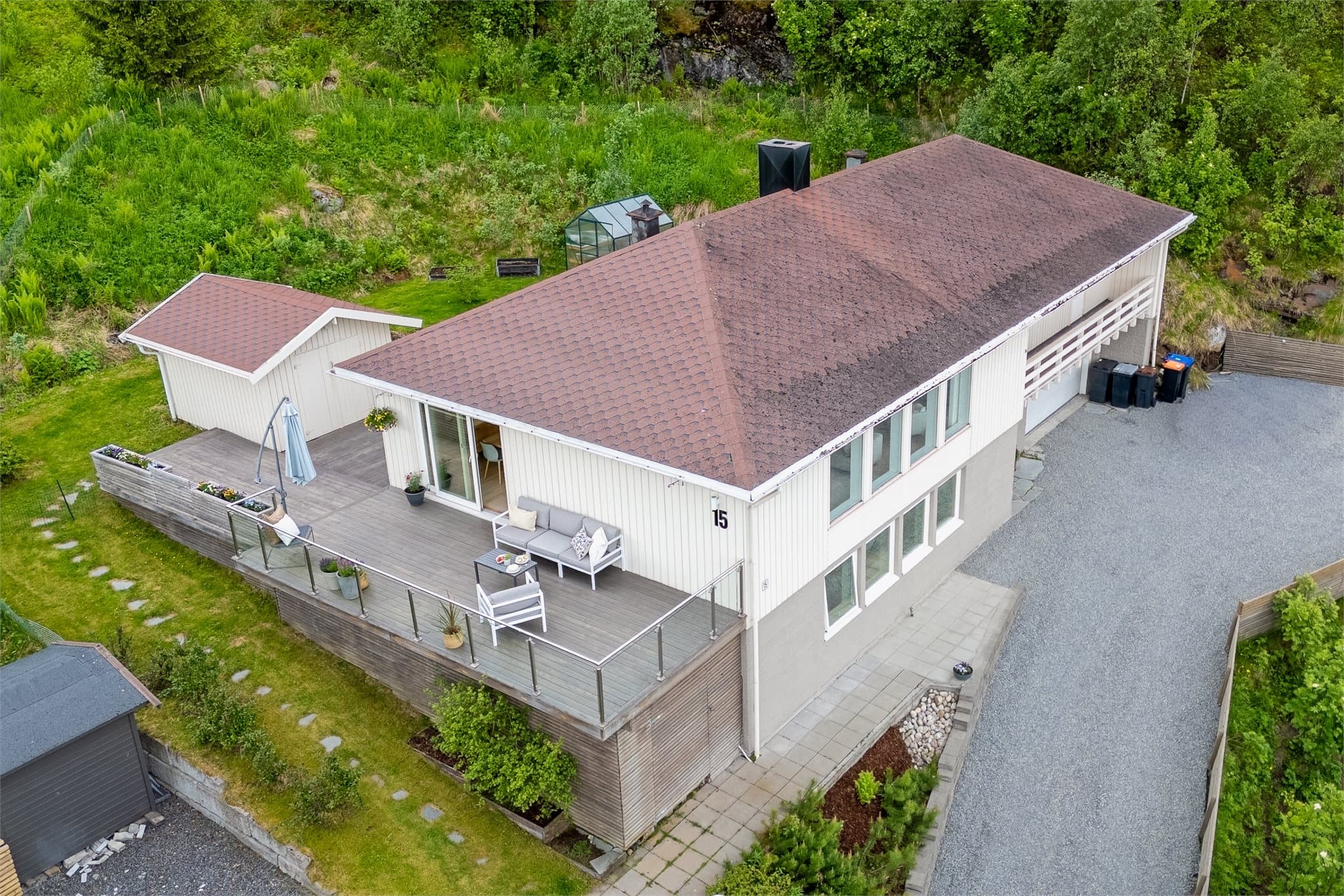 Boligen har en gjennomgående god standard med smarte løsninger og en familievennlig planløsning.