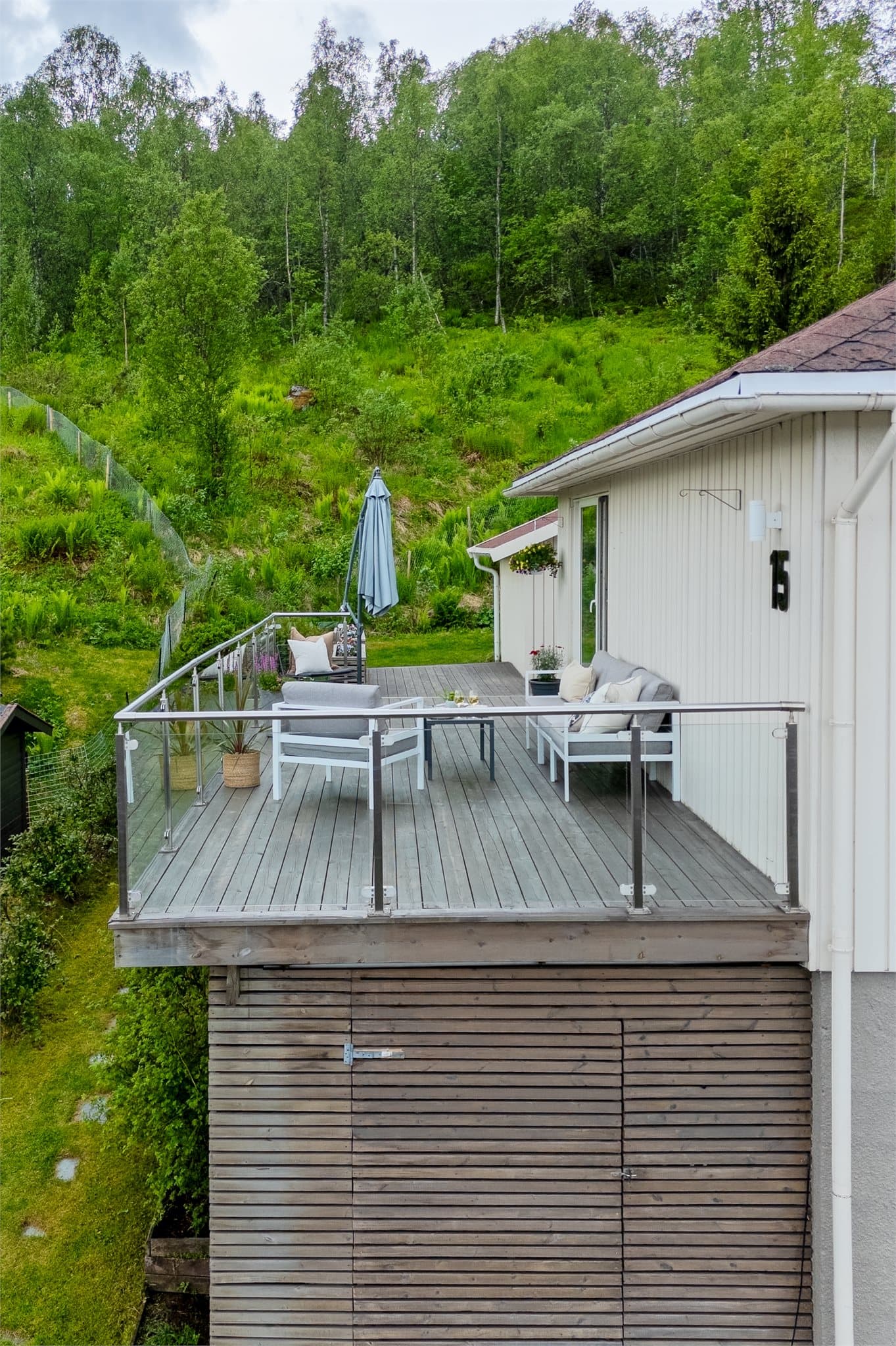 Under verandaen er det etablert en praktisk, tett lagringsbod.