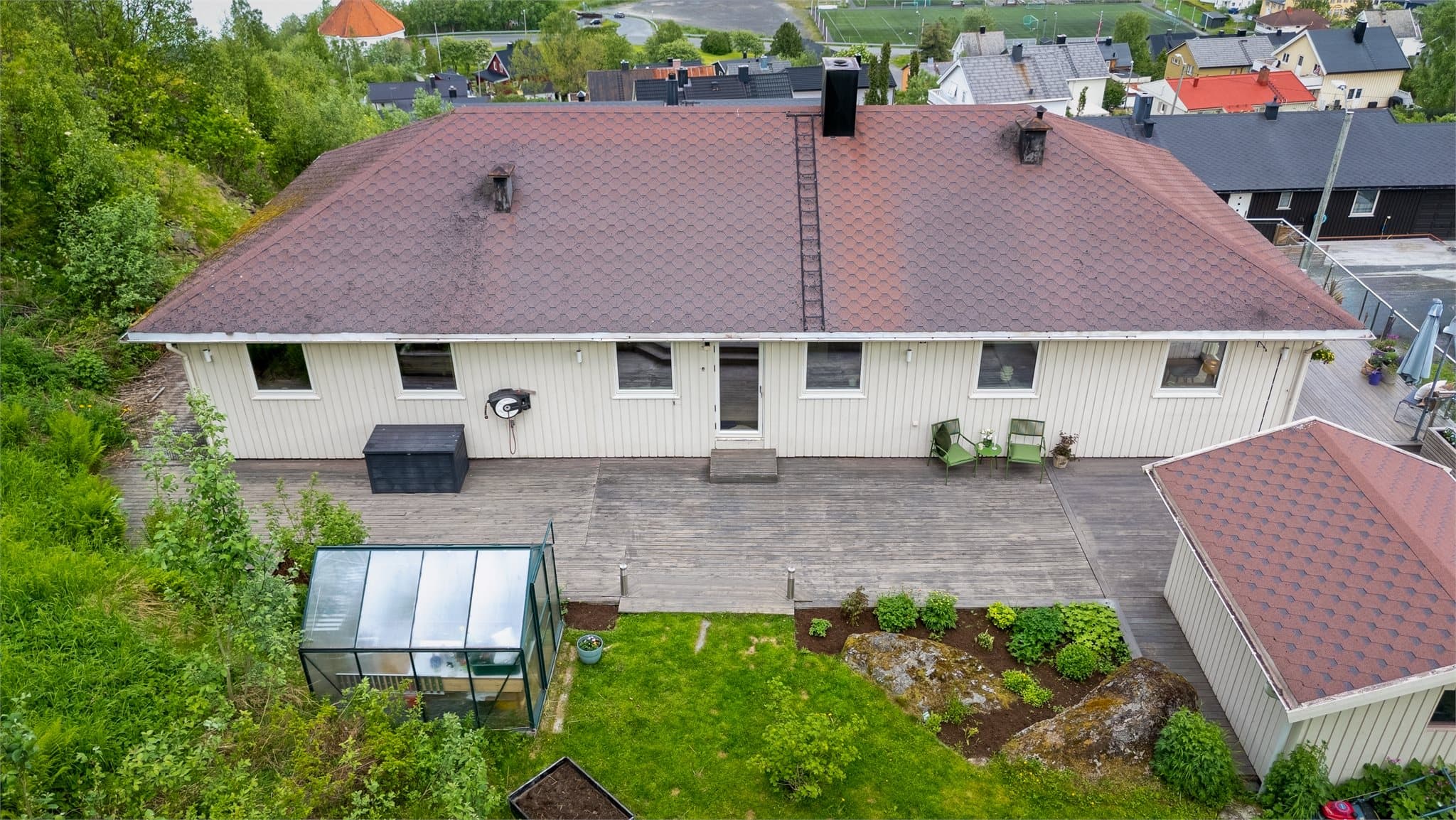 Den store tomten gir gode muligheter for lek og hageaktiviteter.