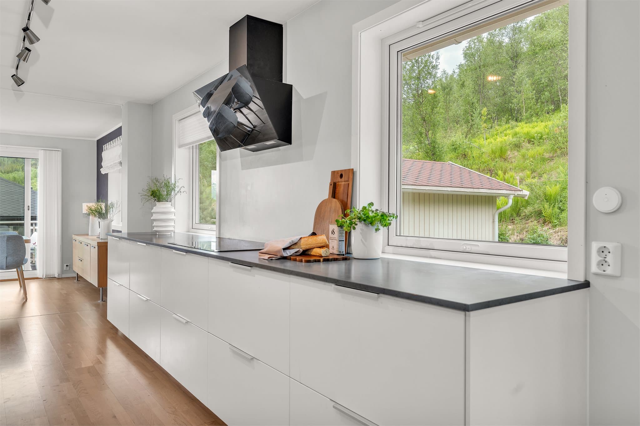 Kjøkkenventilator med avtrekk ut og platetopp er praktisk plassert langs den ene langsiden.