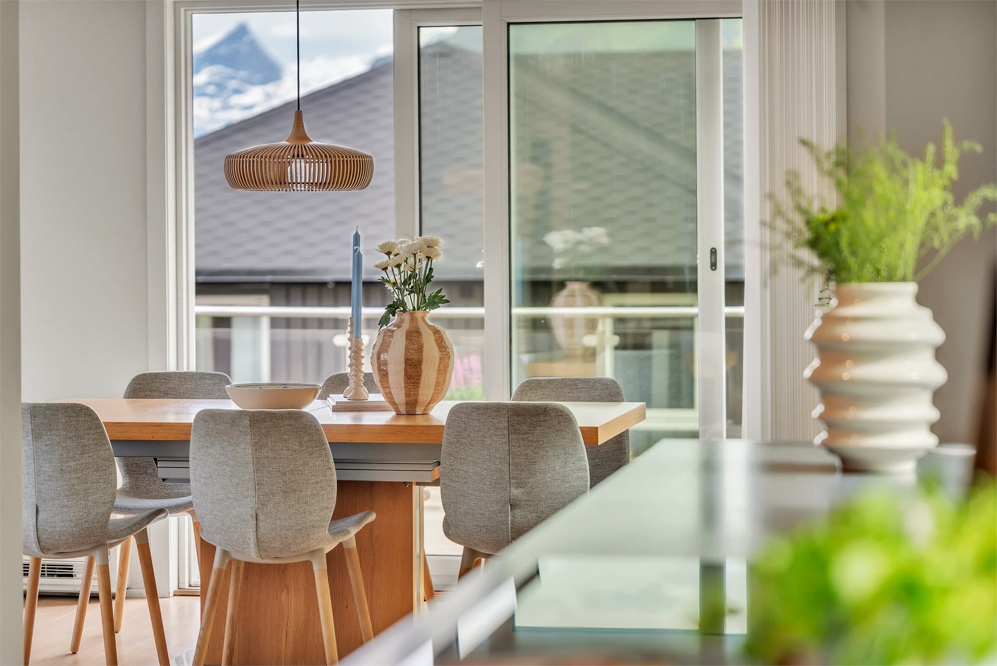 Spisestuen har direkte utgang til verandaen via en skyvebalkongdør i malt tre.